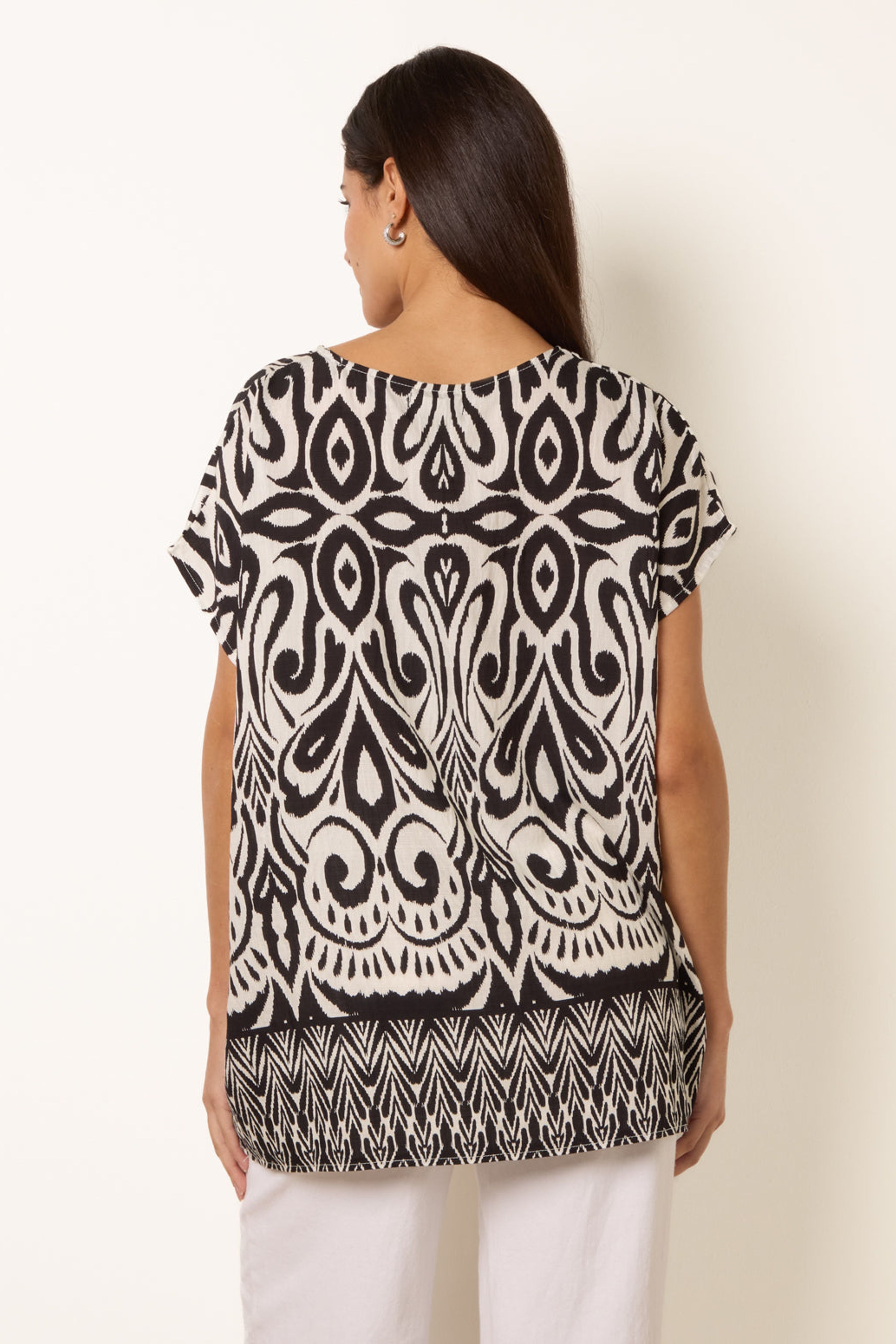 Blue Vanilla Black Round Neck Top With Abstract Print