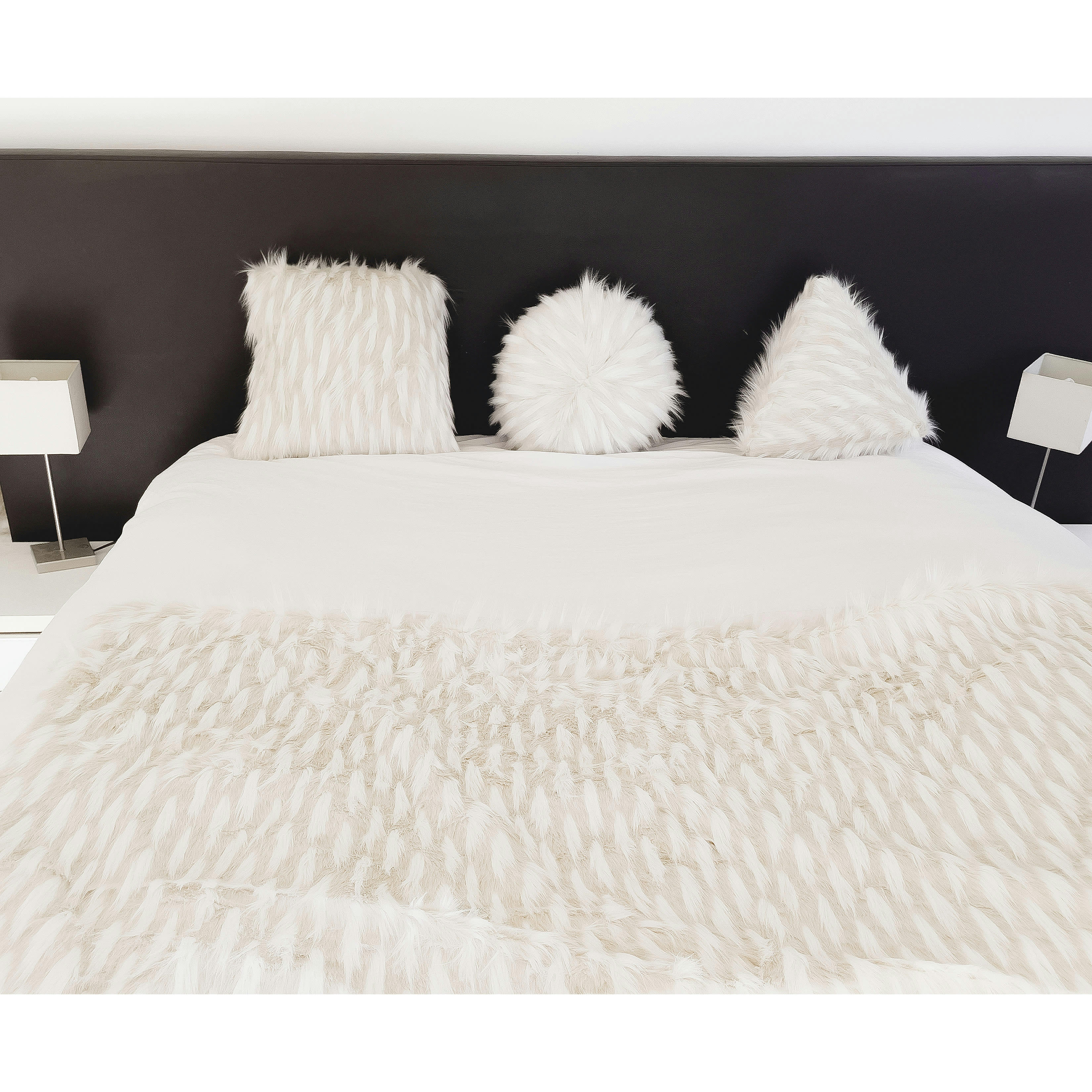 - Coussin en fausse fourrure blanche fluffy