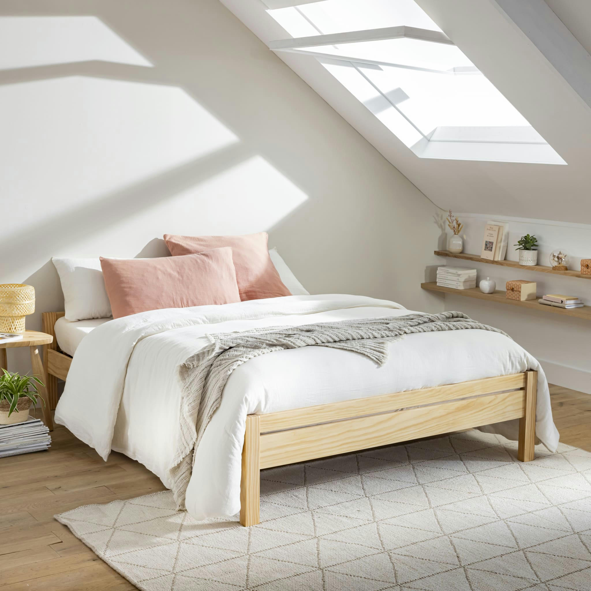 - Lit en pin massif avec pieds carrés bois naturel 140x190