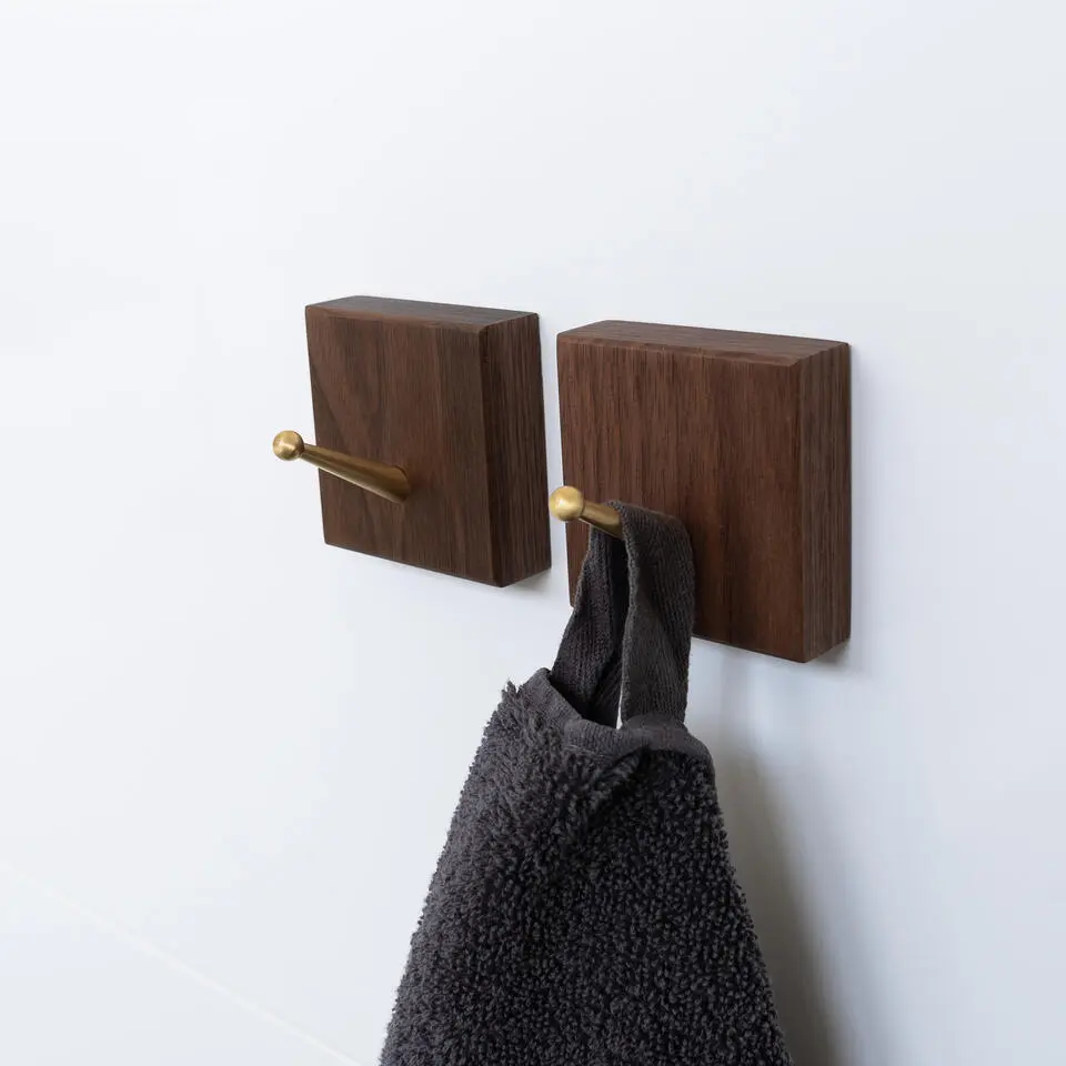 QUVIO Wandhaak houten vierkant met metalen haakje - Donker hout goud