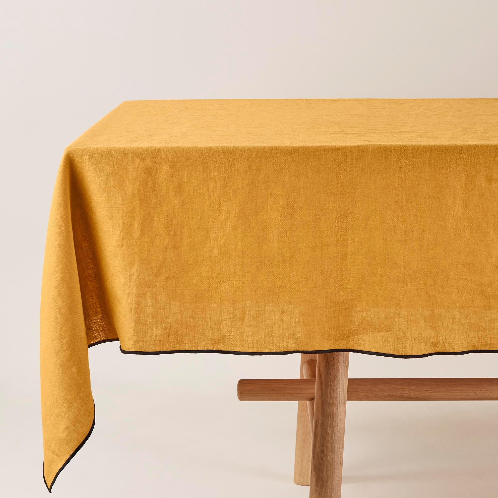 Madura Rechthoekig tafelkleed Carlina oker en zwarte hommel 170x250 cm