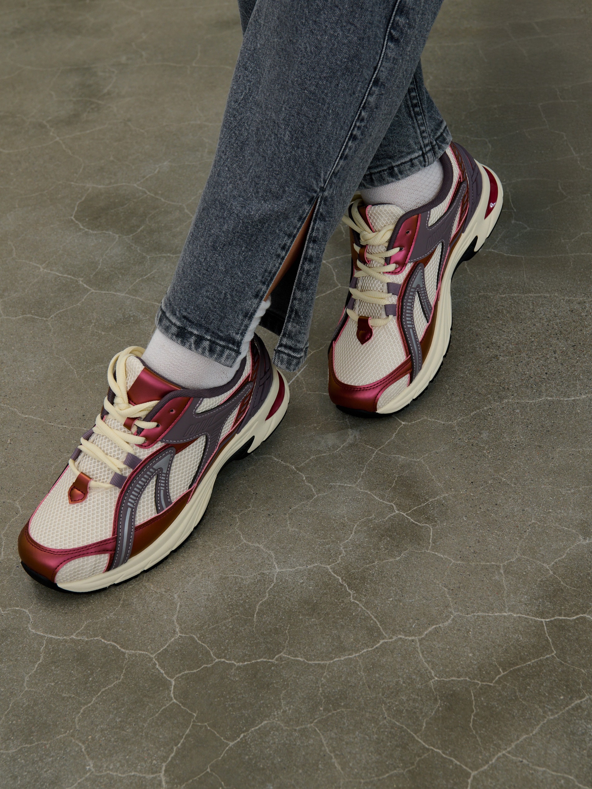 Sneakersy z siateczką i grubą podeszwą