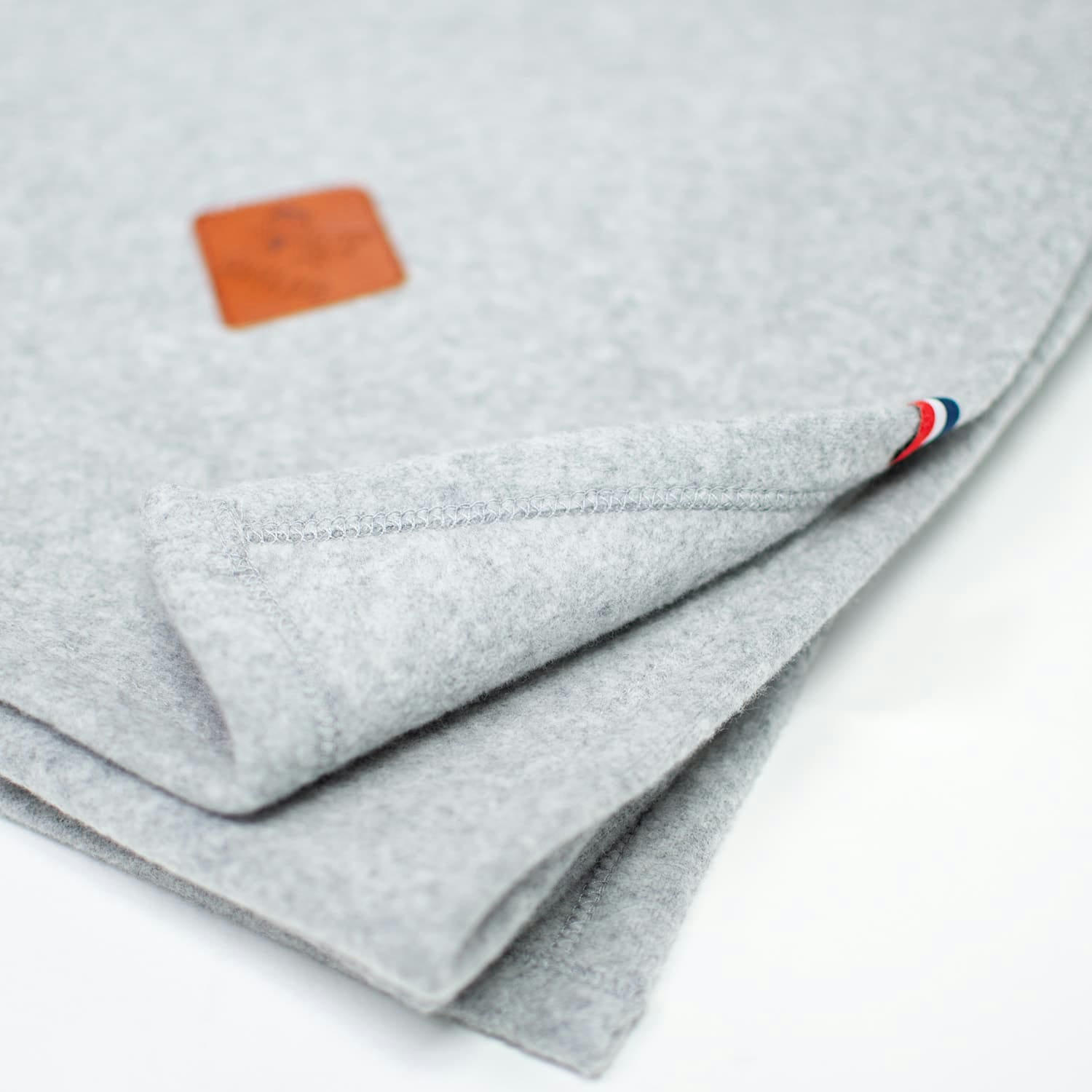 - Couverture plaid enfant en polaire uni 100 x 70 cm