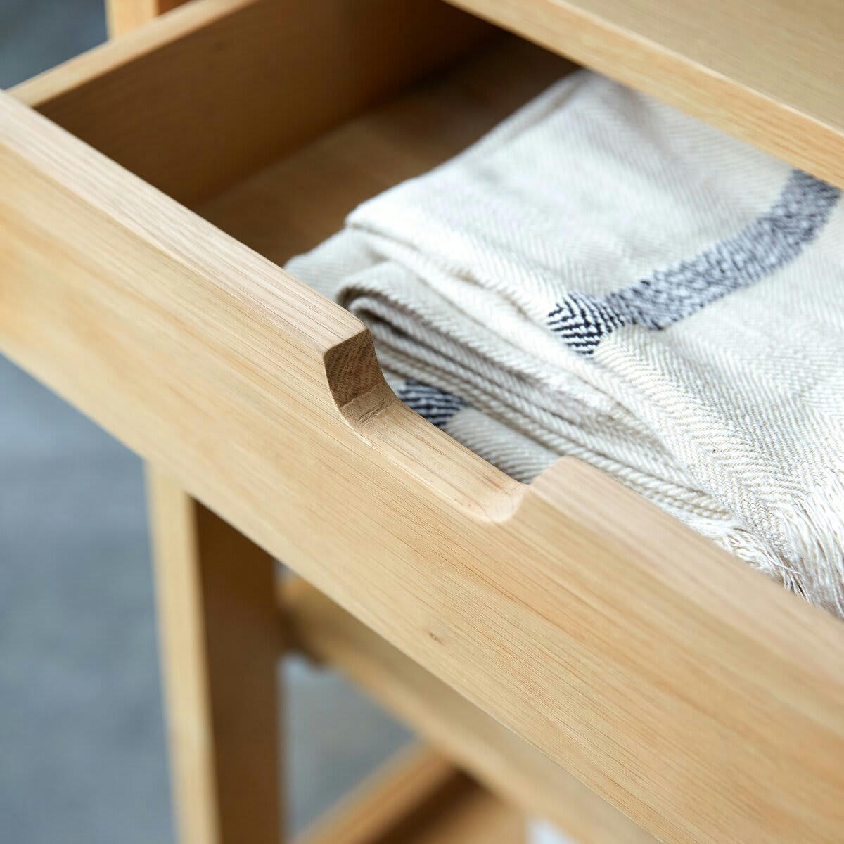 ADEL - Vaisselier en chêne massif