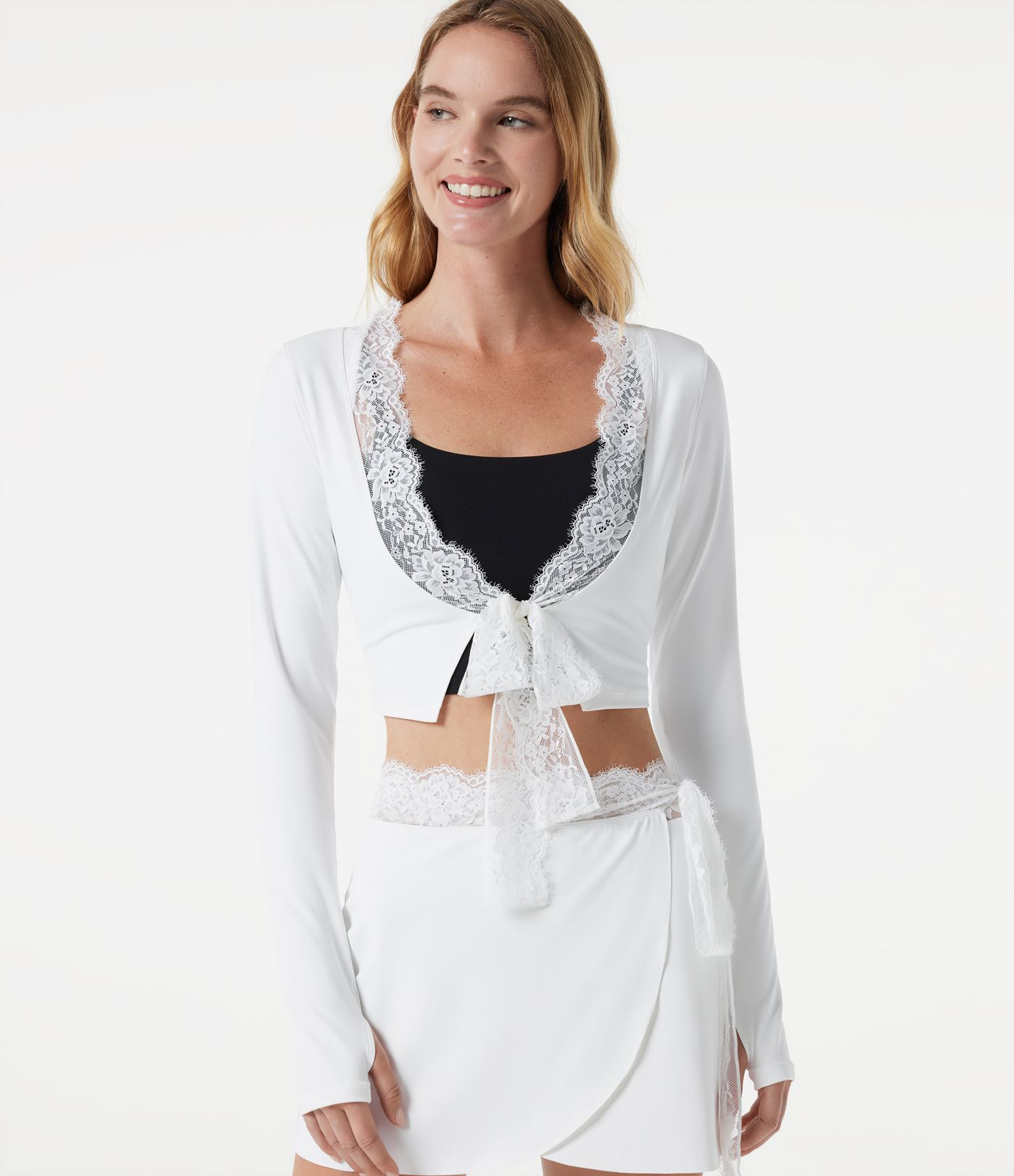 Haut yoga crop top SoftlyZero™ Plush à manches longues avec passe-pouces, nœud devant et dentelle contrastée