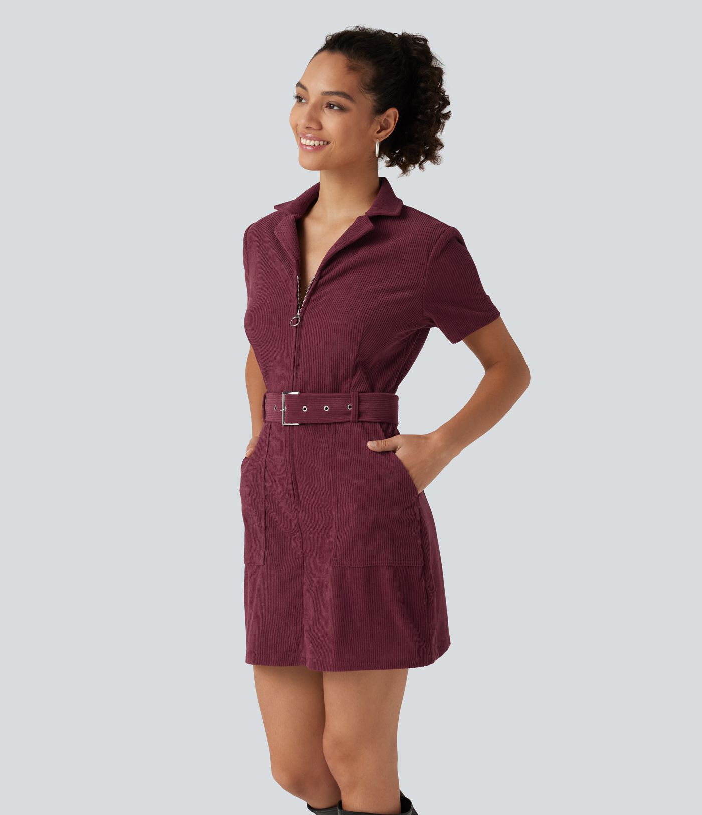 Robe mini en velours côtelé ceinturée à manches courtes avec poches