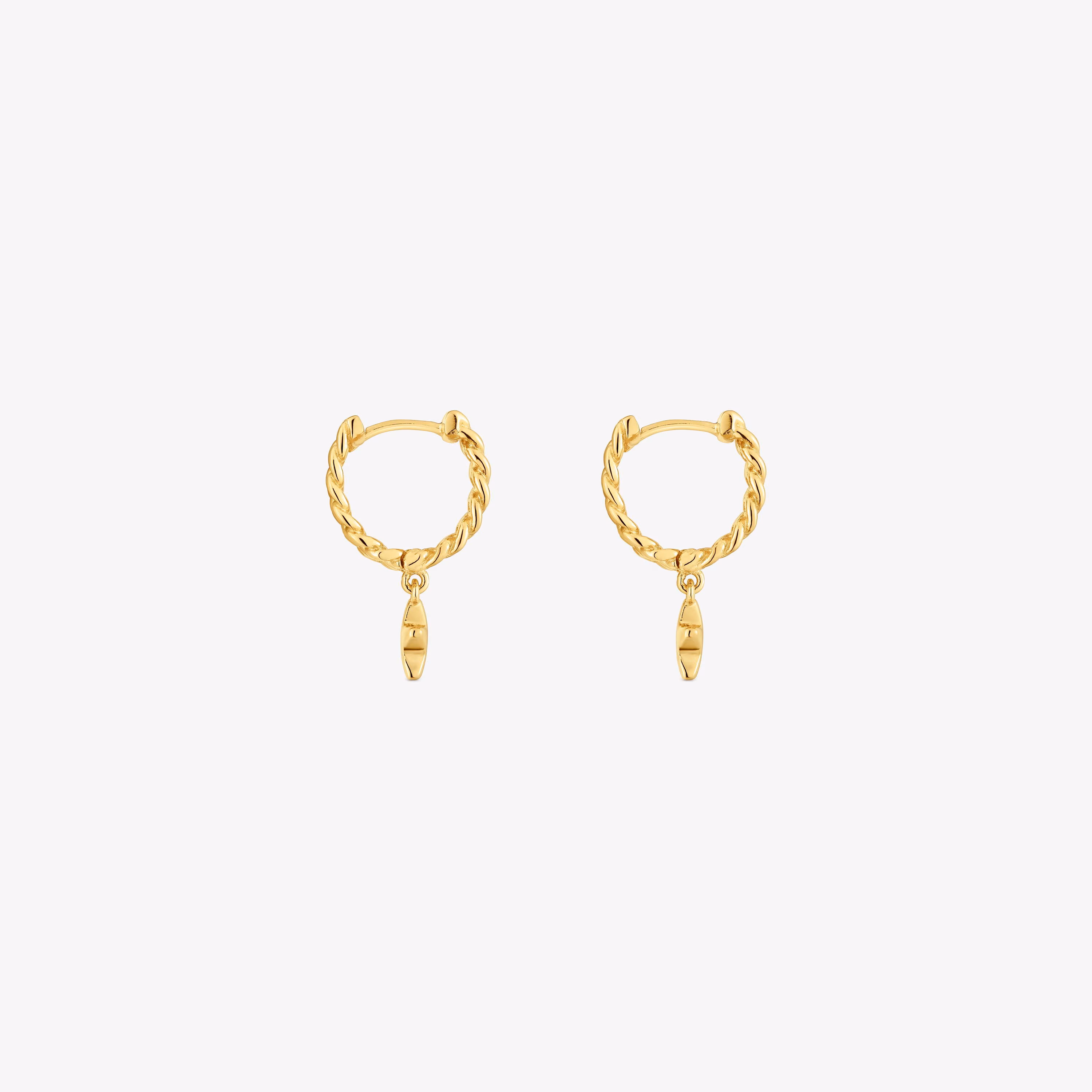 Pendientes aro cortos con baño de oro 18 kt sobre plata motivo estrella Bold Motif