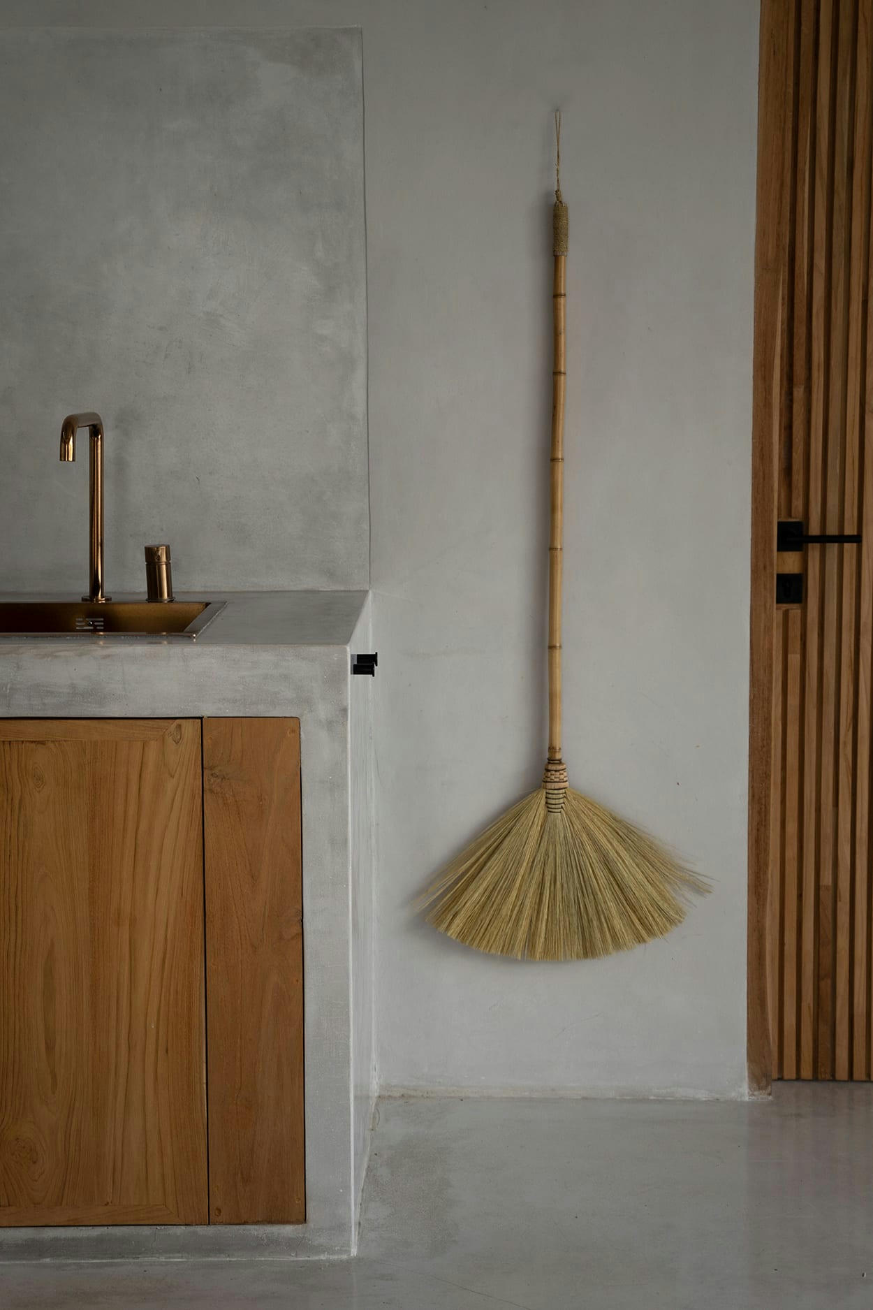 BIG BROOM - Grande brosse en bois et herbe naturel