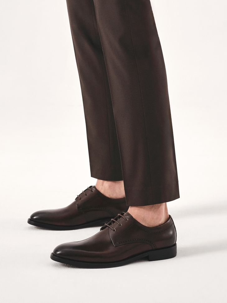 Brown shoes with open seam and openwork decoration