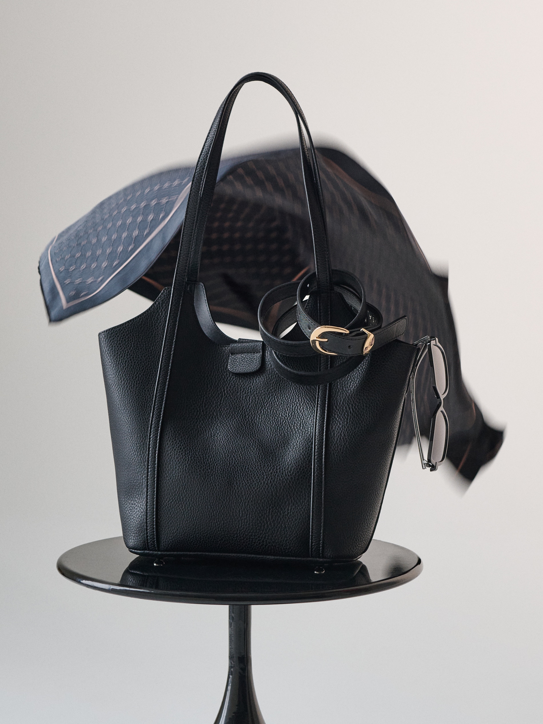 Torebka typu shopper z ozdobną apaszką
