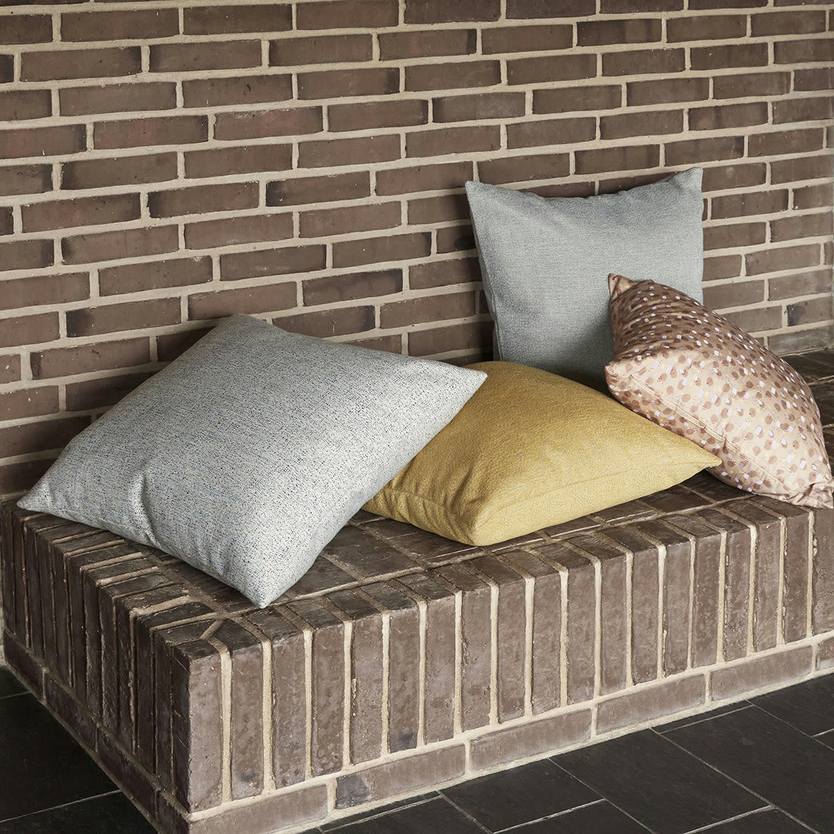 POPPY - Coussin en tissu jaune 60x60cm