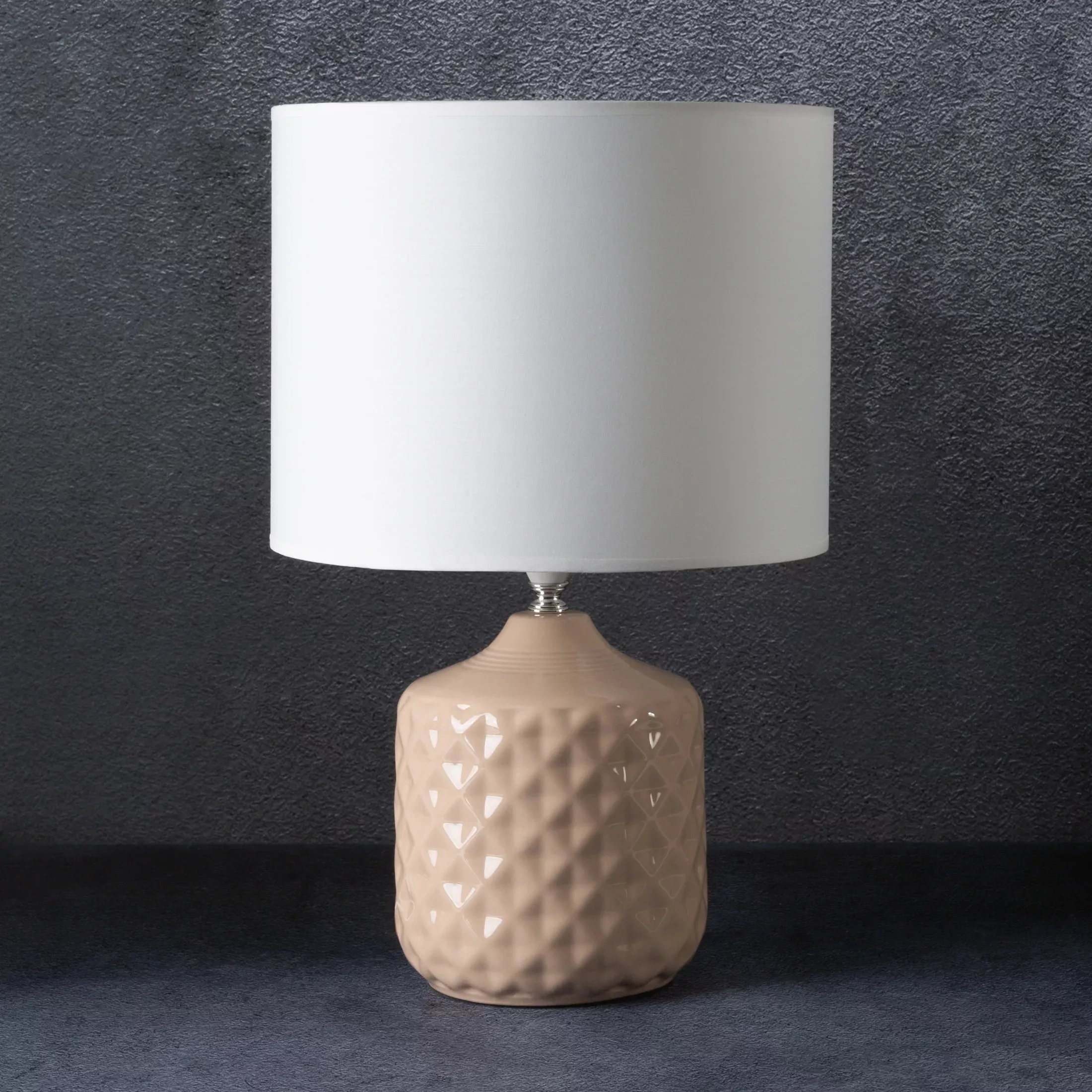 Lampka ceramiczna biało-beżowa zdobiona wytłaczanym wzorem średnica 28x44 cm KAYA