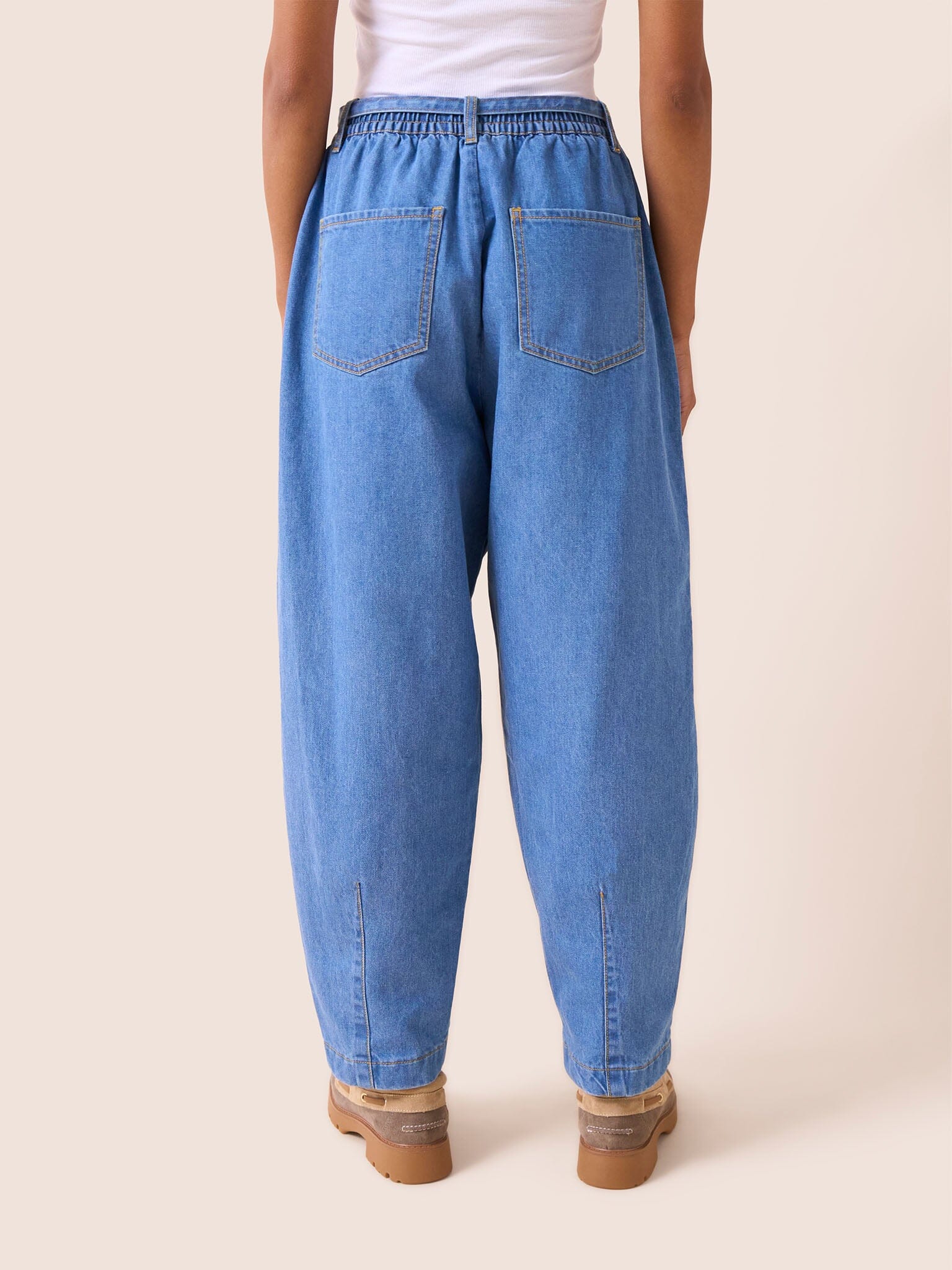 Madeleine Barrel Leg Jeans in Midwash