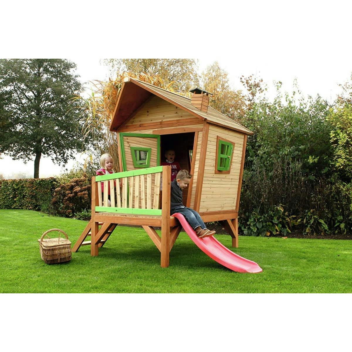 - Cabane en bois sur pilotis