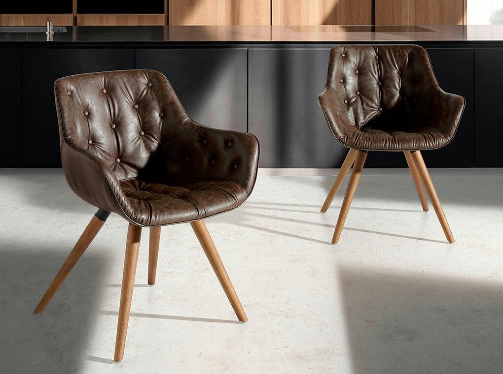 - Chaise en croûte de cuir et effet bois noyer