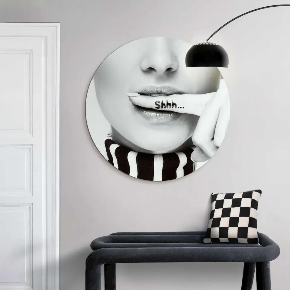 Glasschilderij Shhh.. - &Oslash; 70 - Zwart-Wit