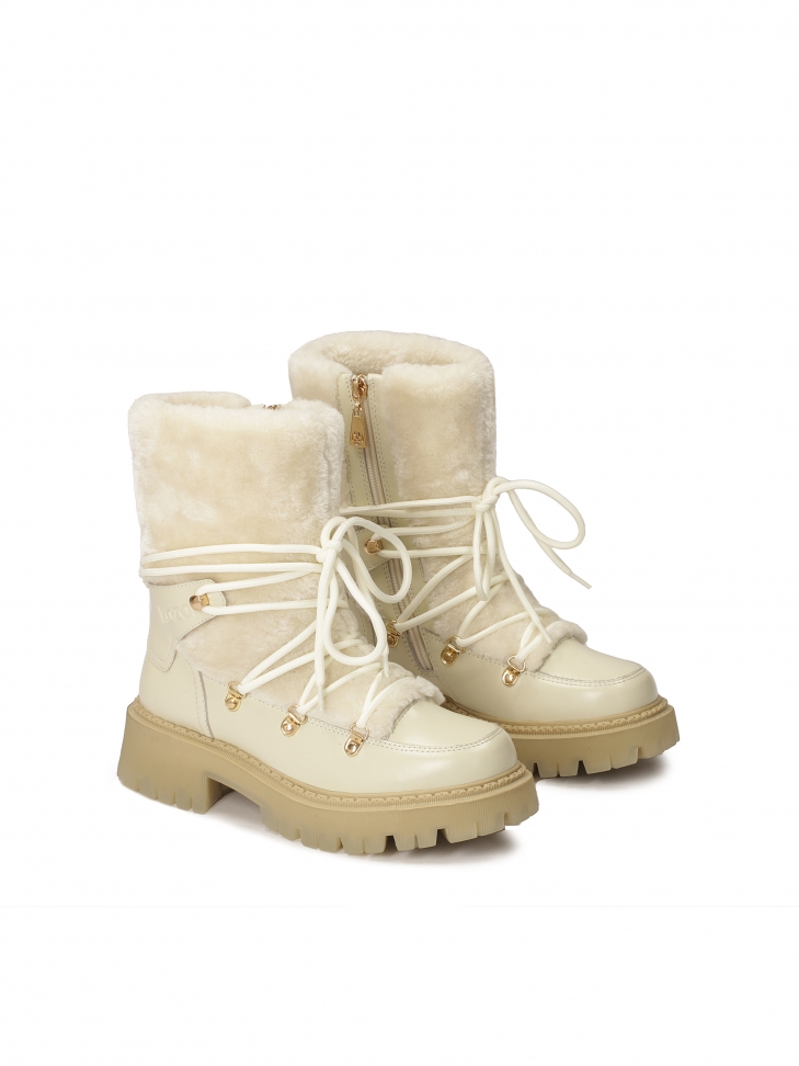Insulated leather boots with synthetic fur