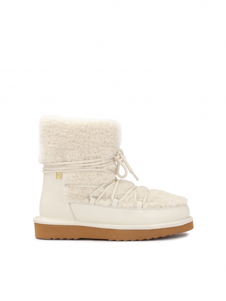 Snow boots insulated with sheep's wool