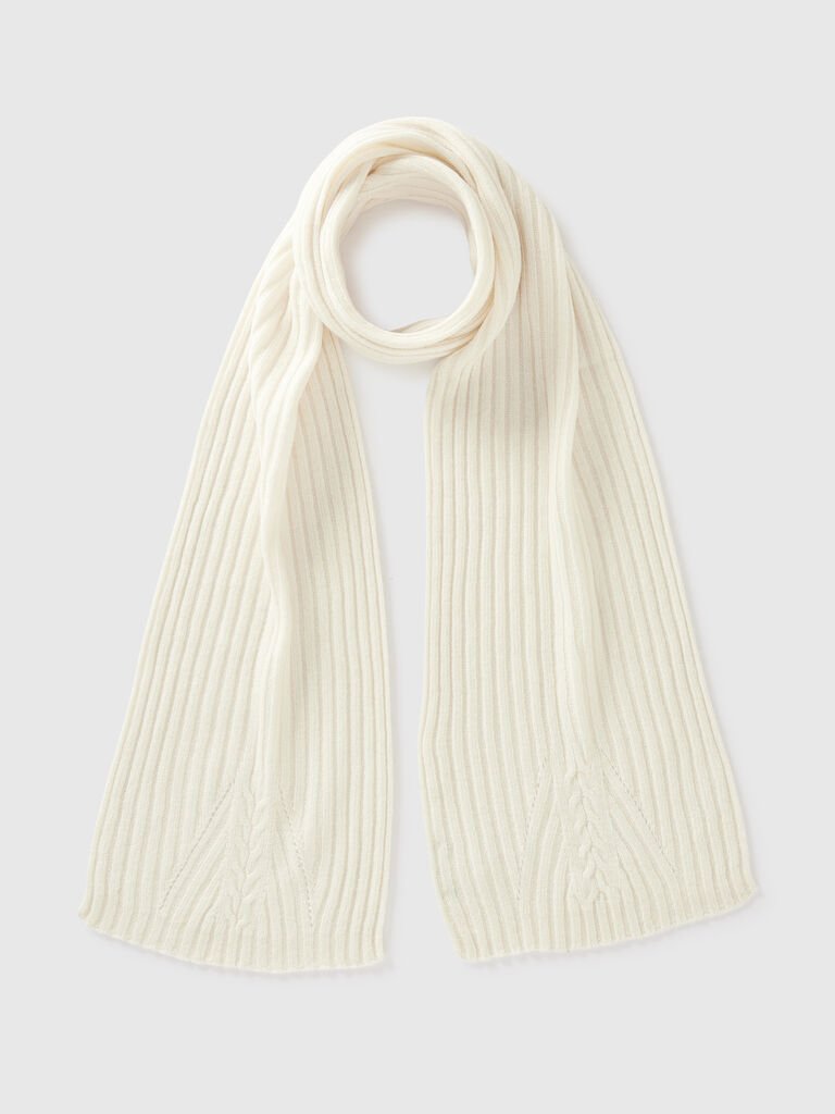 Scarf with cable knit