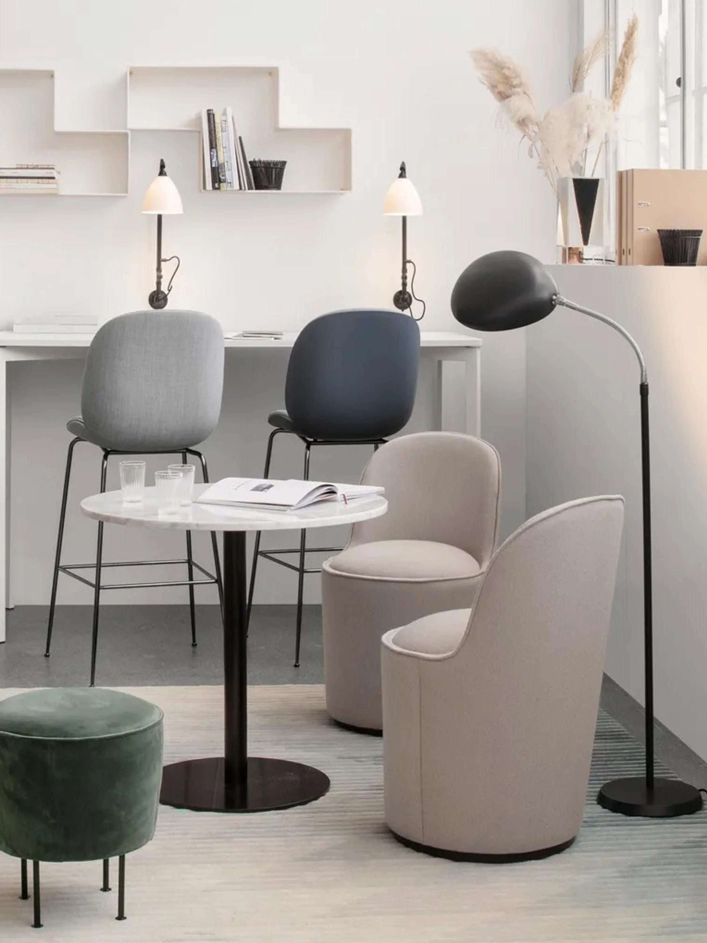 Kleine Stehlampe Cobra, verstellbar