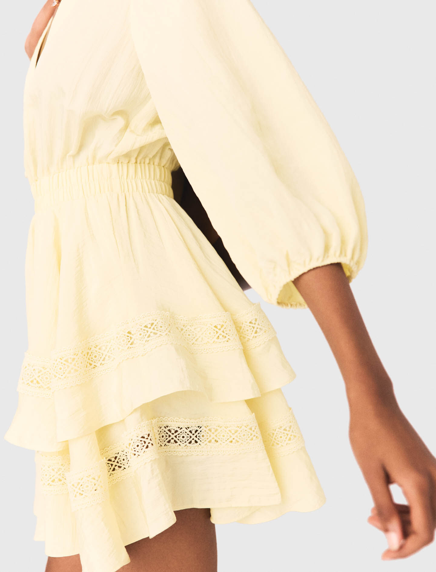 Robe courte à volants