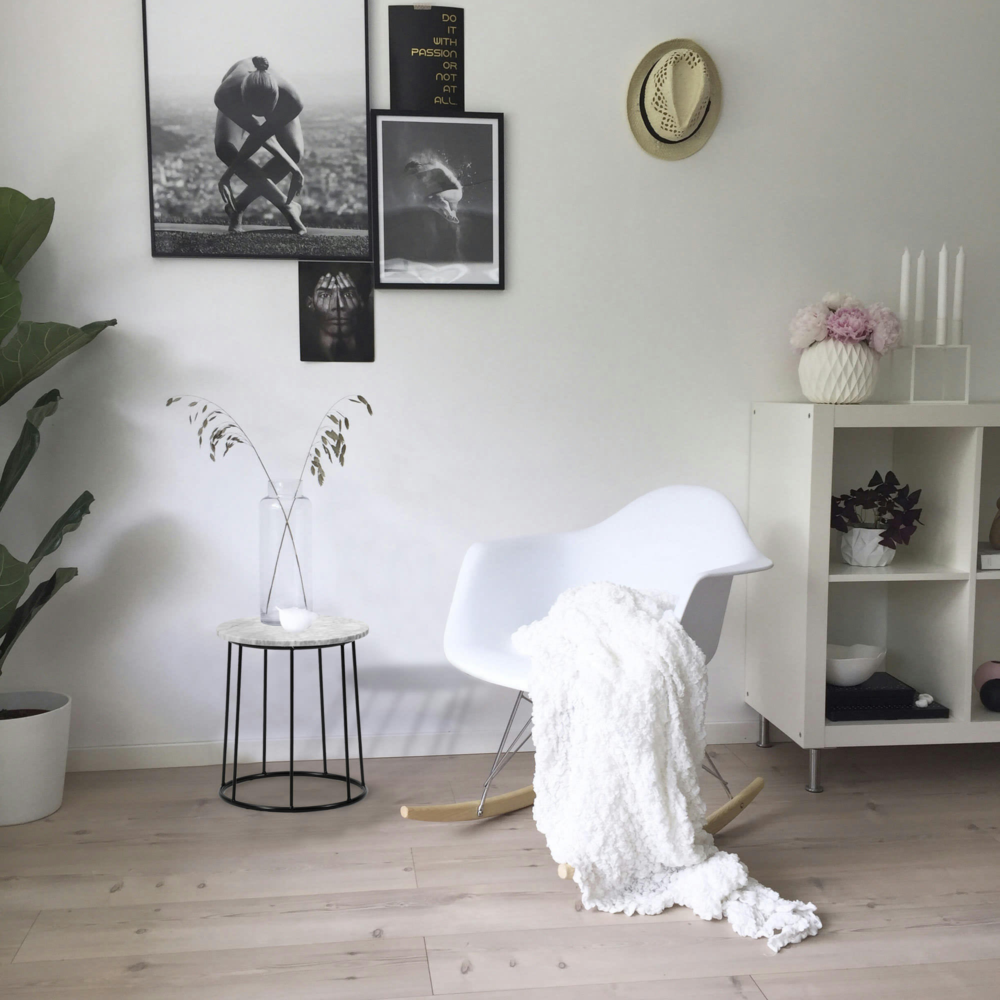 COLOMBO - Bout de canapé avec plateau en marbre blanc et pieds métalliques