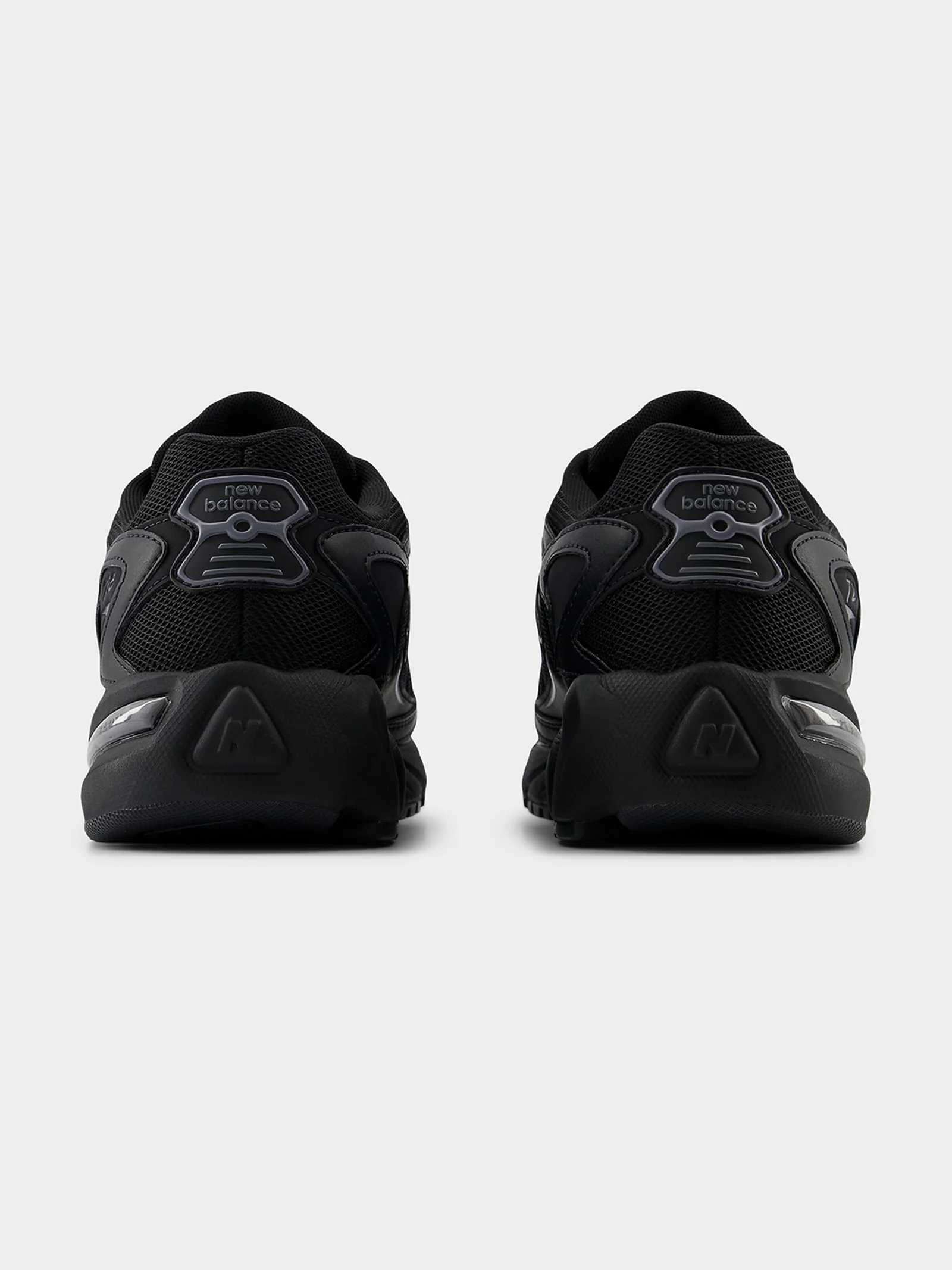 Unisex 725 Sneakers