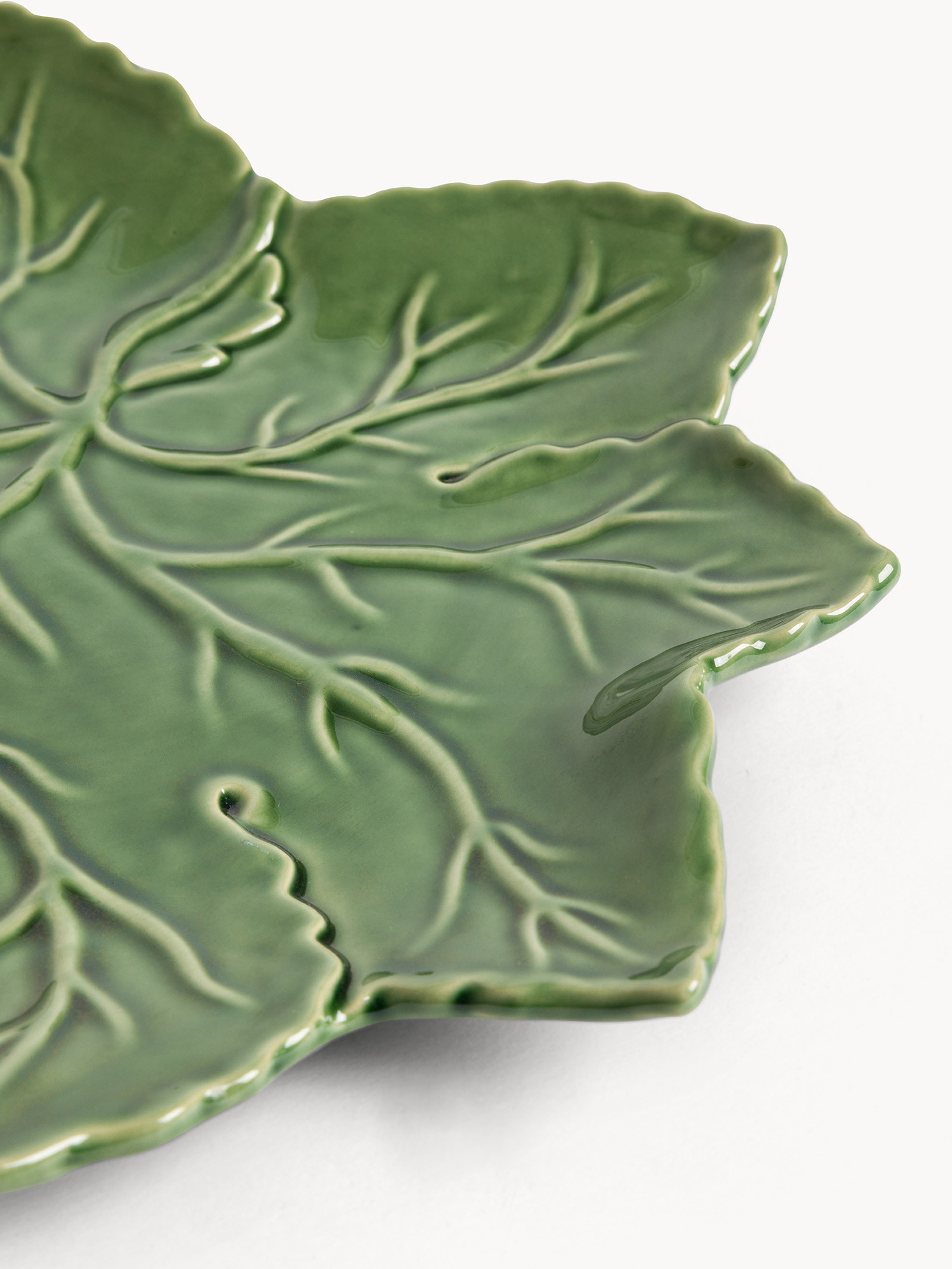 Piatto in stoneware a forma di foglia