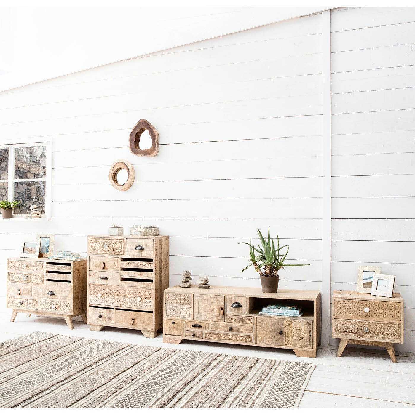 PURO - Meuble TV 8 tiroirs 4 portes en manguier massif sculpté