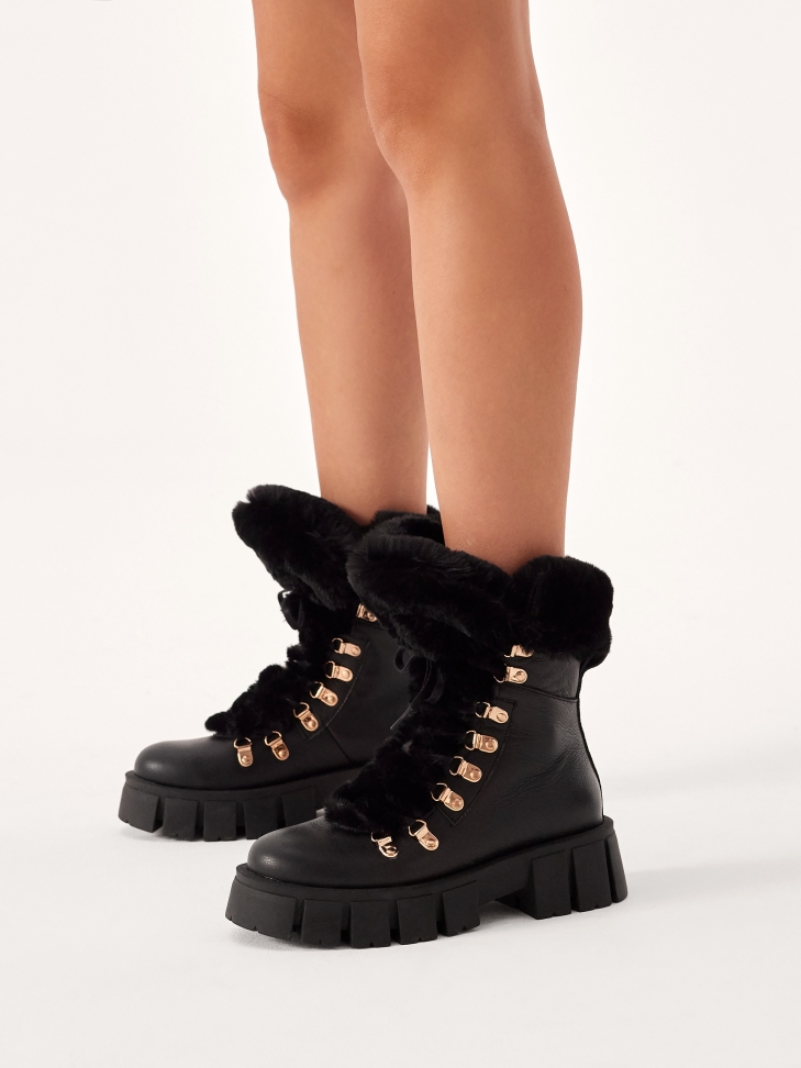 Lace-up boots with fur