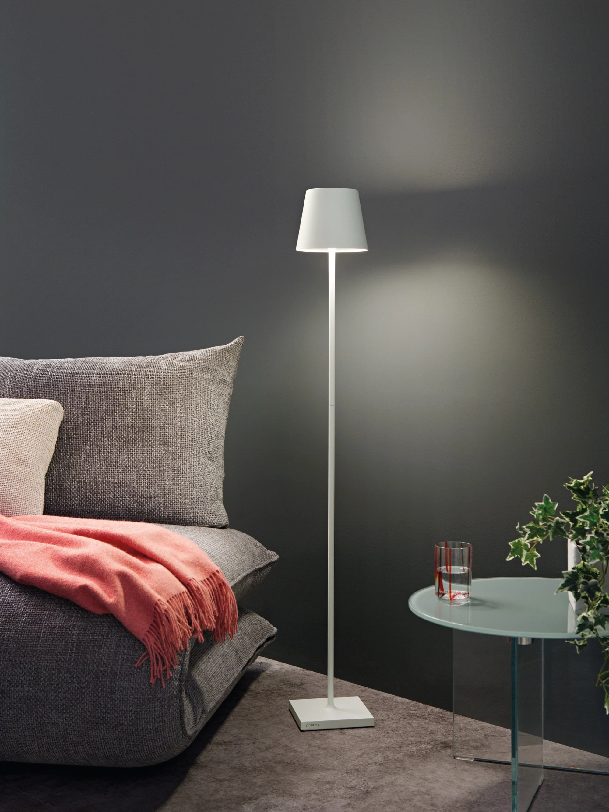 Dimmbare LED-Stehlampe Poldina Pro L, höhenverstellbar