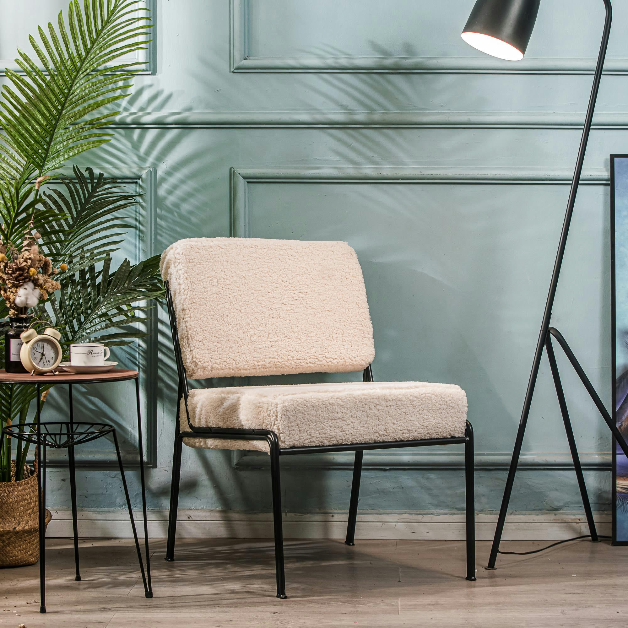 - Fauteuil de salon en métal et bouclettes blanches