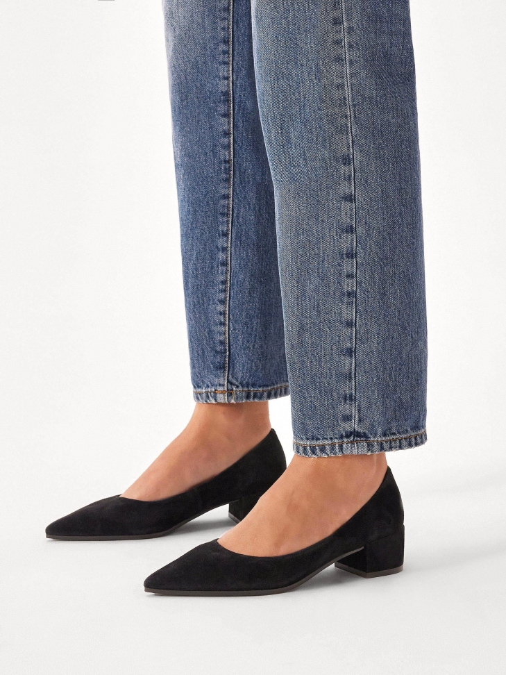 Black suede low-heeled pumps