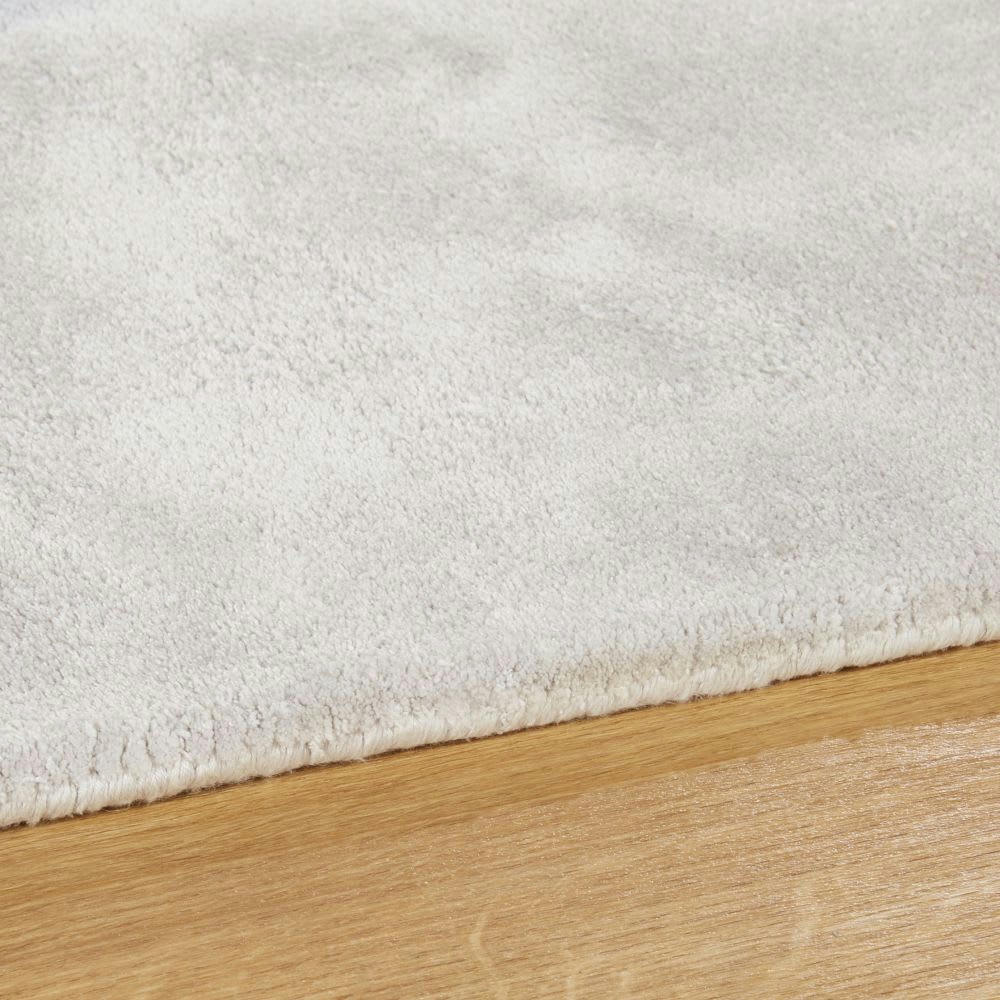- Tapis tufté main en viscose et en coton écru et vieux mauve, 140x200