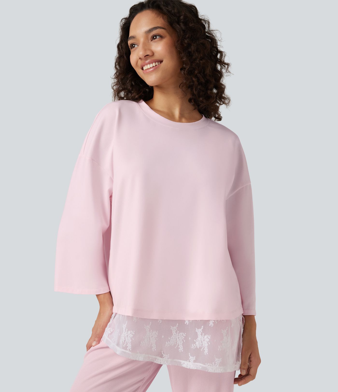 T-shirt de détente en jersey de coton Halara à encolure arrondie, manches 7/8, dentelle contrastée et ourlet asymétrique