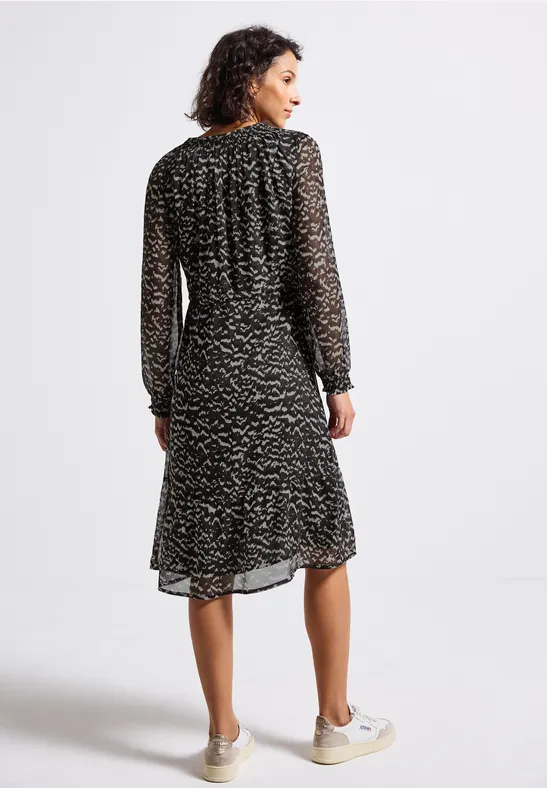 Chiffonkleid mit Smokdetails