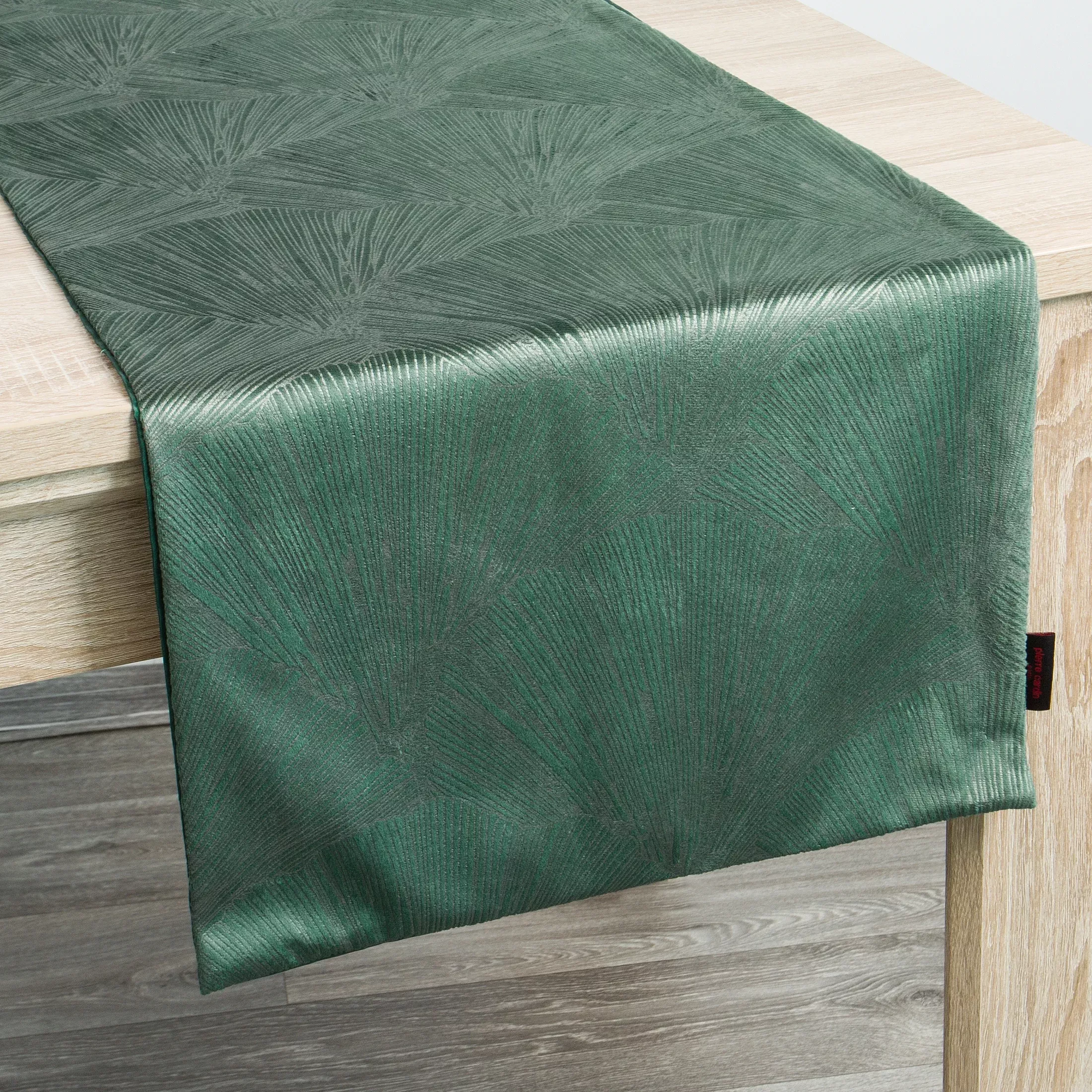 Bieżnik na stół zielony 40x140 cm welwetowy GOJA z błyszczącym nadrukiem w formie liści miłorzębu PIERRE CARDIN