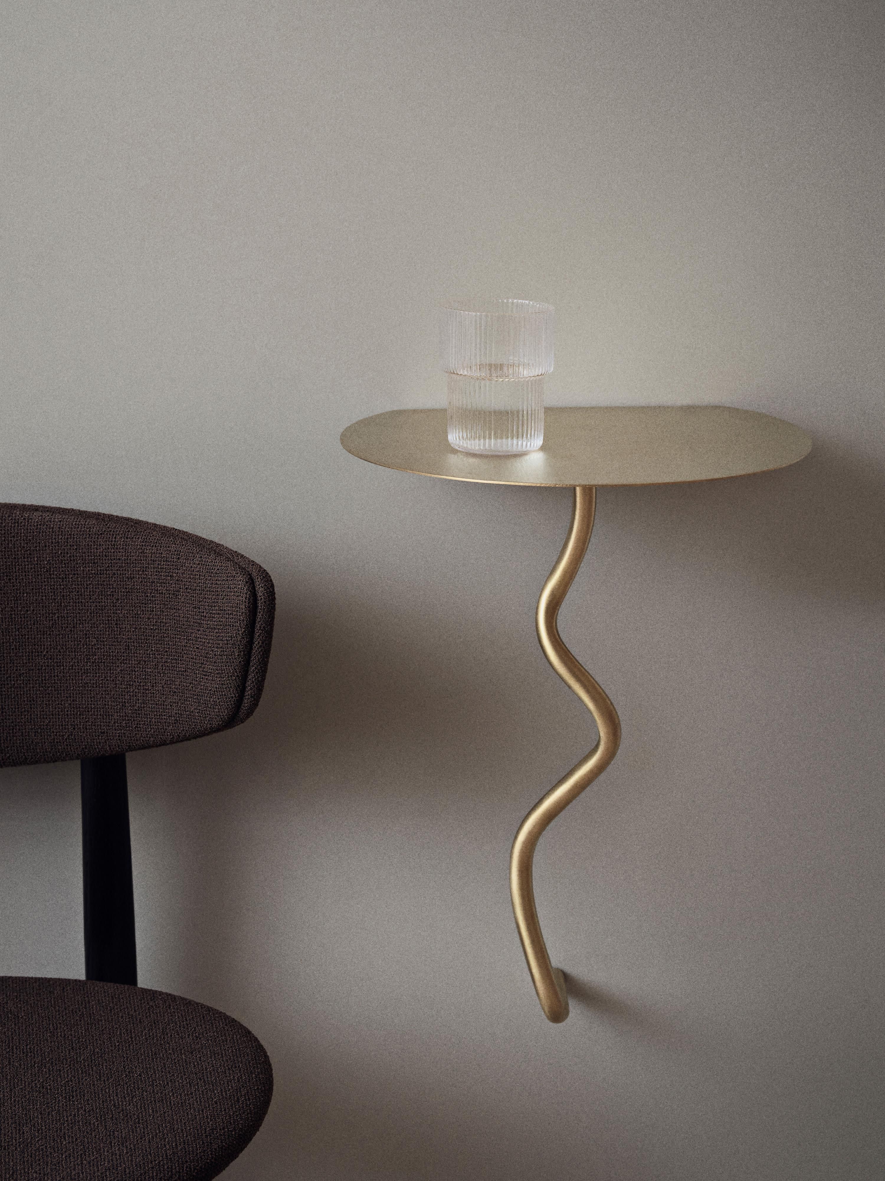 Wand-Beistelltisch Curvature aus Messing