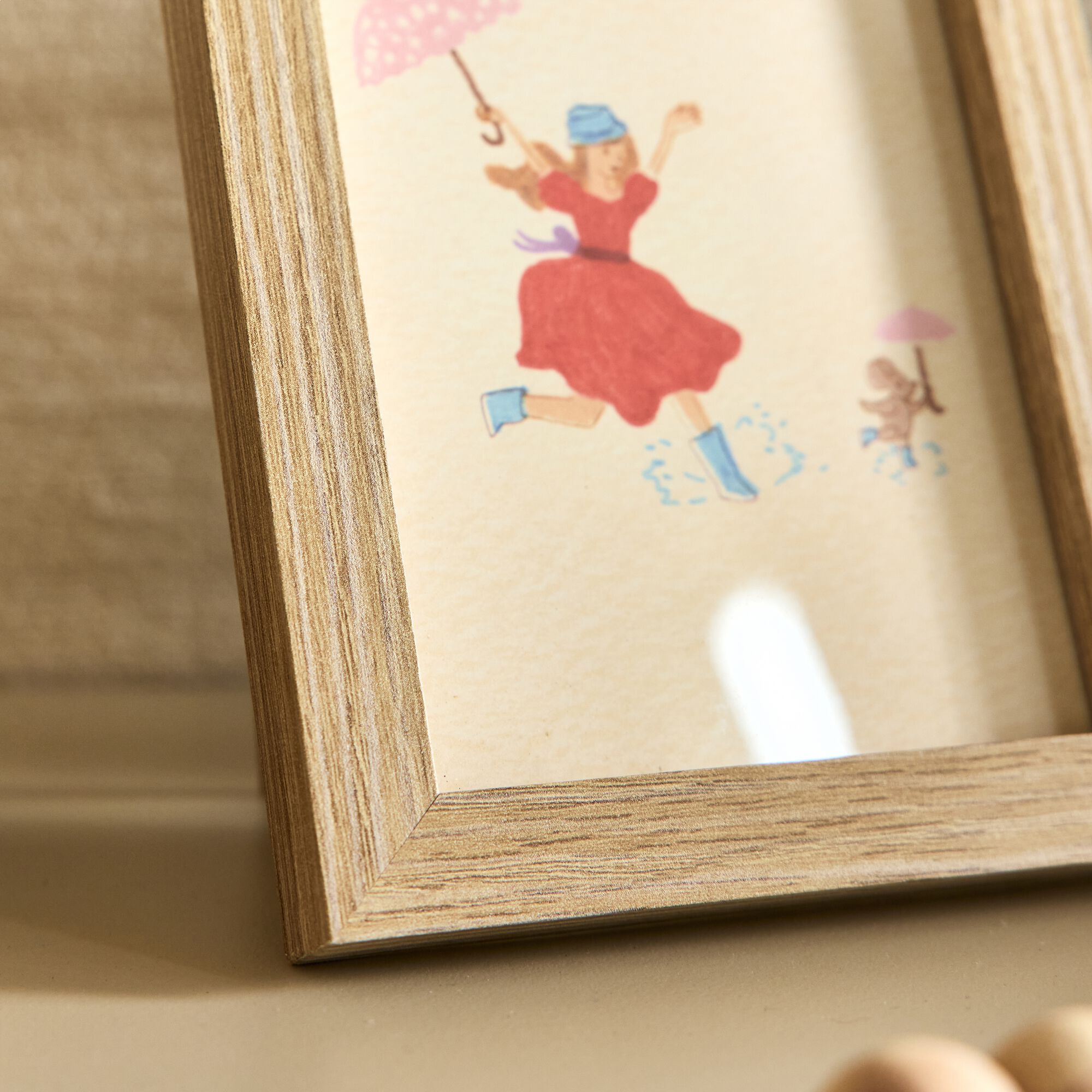 SARAH - Illustration encadrée motif Sarah en robe rouge 12x17cm - bois clair