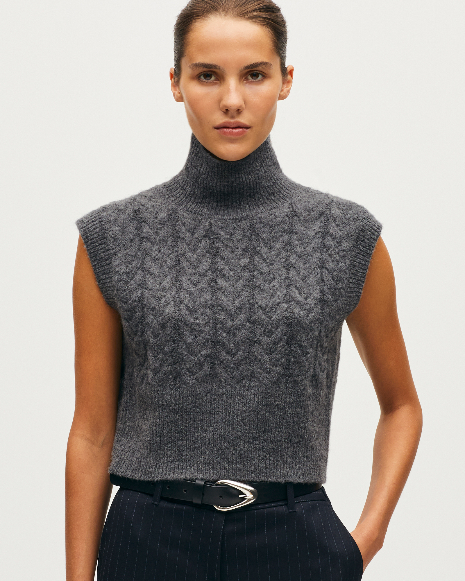 Pull sans manche col montant