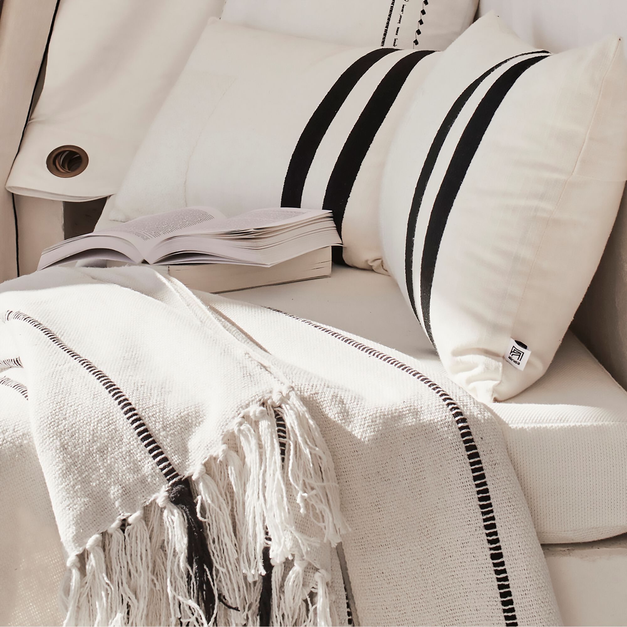 TILVA - Coussin en coton tufté 30x50cm - blanc