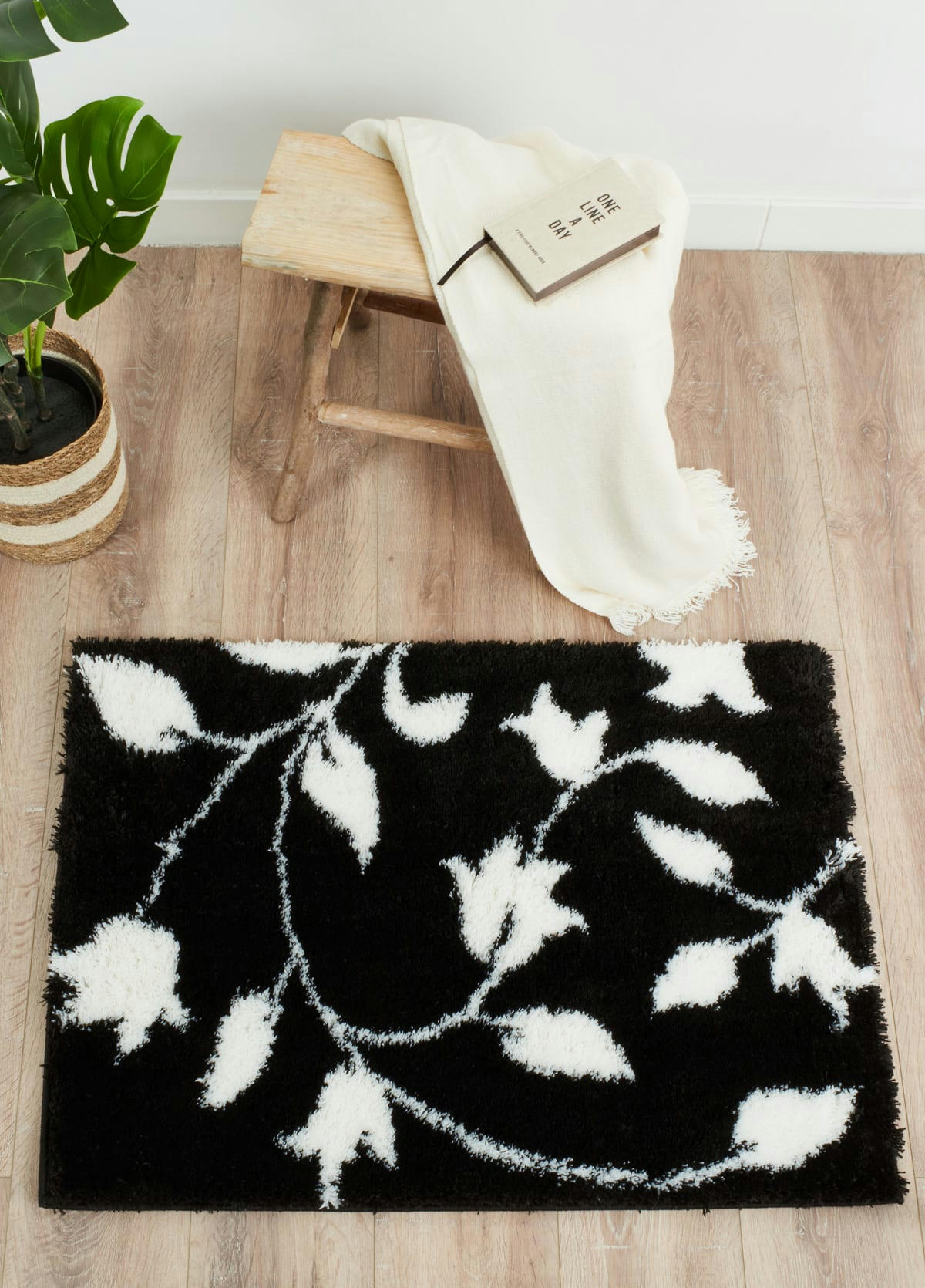 OSLO - Tapis shaggy motif fleur noir - 67x90 cm
