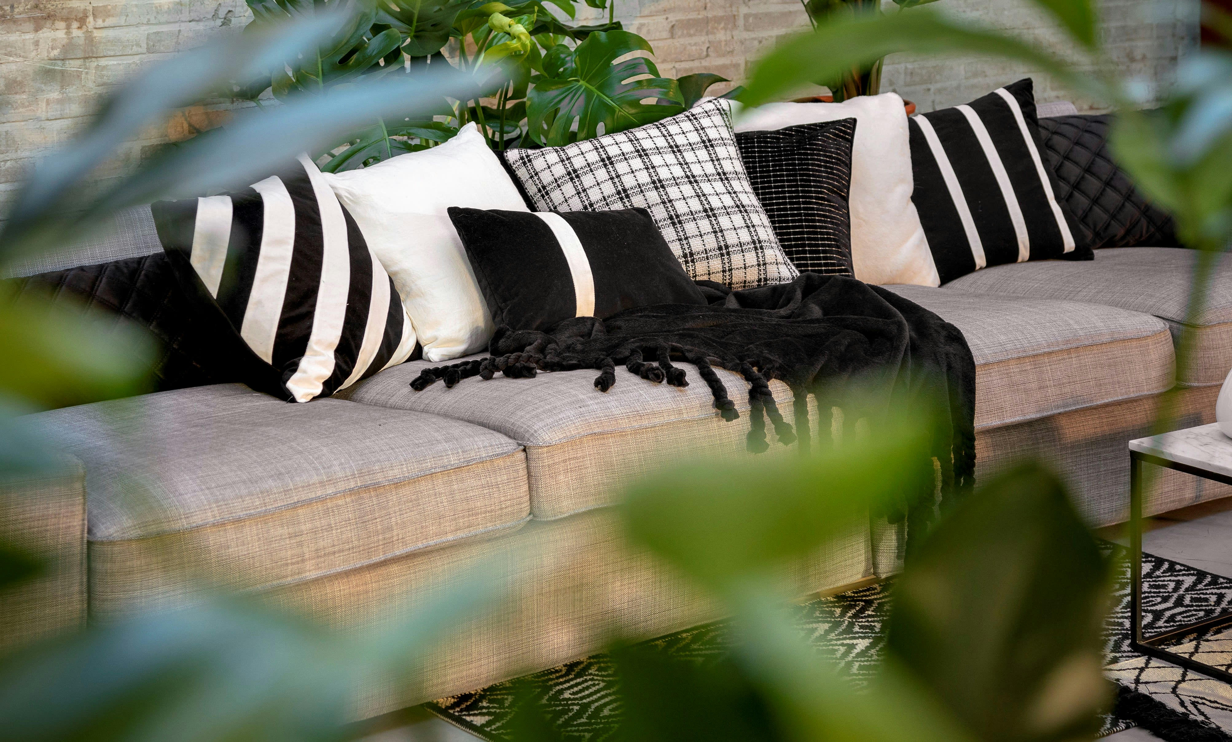 PEMM - Coussin - noir en velours 45x45 cm avec motif rayé