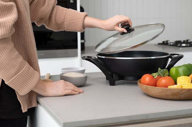 Large Electric Wok, Non-Stick, 5.4L Capacity, 240 C Max