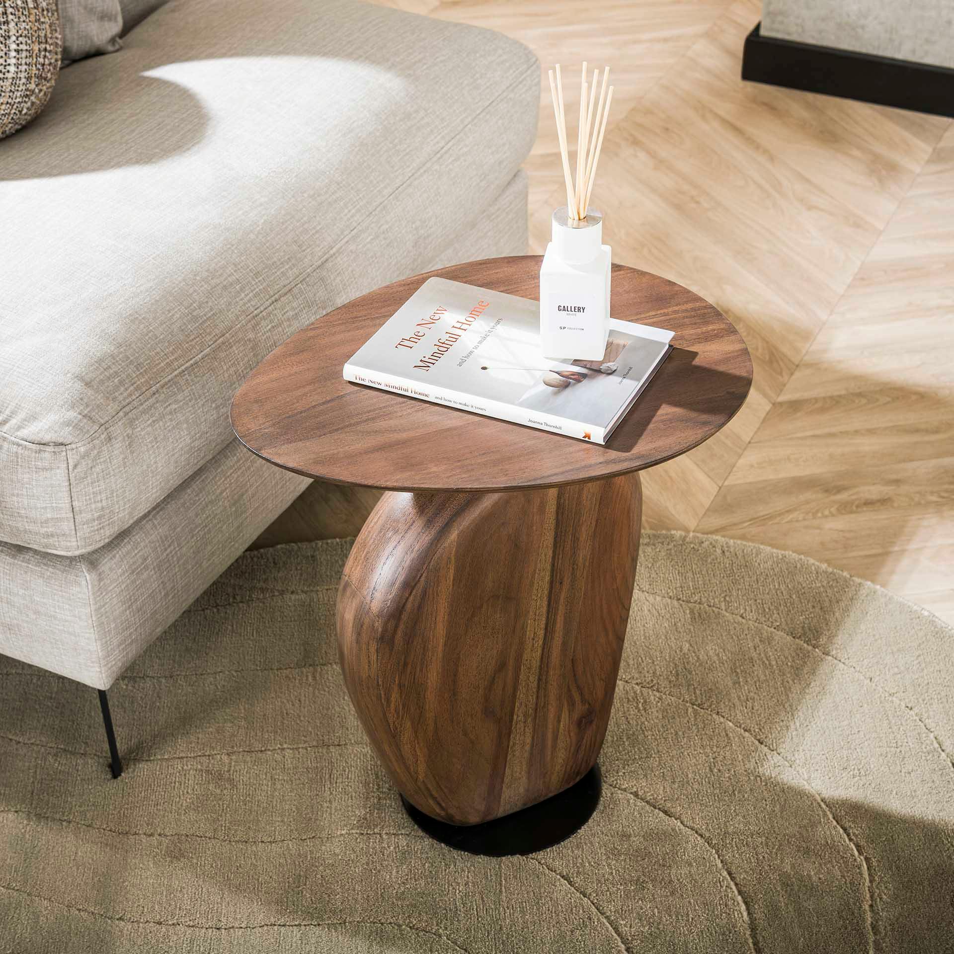 Bout de canapé en bois brun – design organique MYSORE