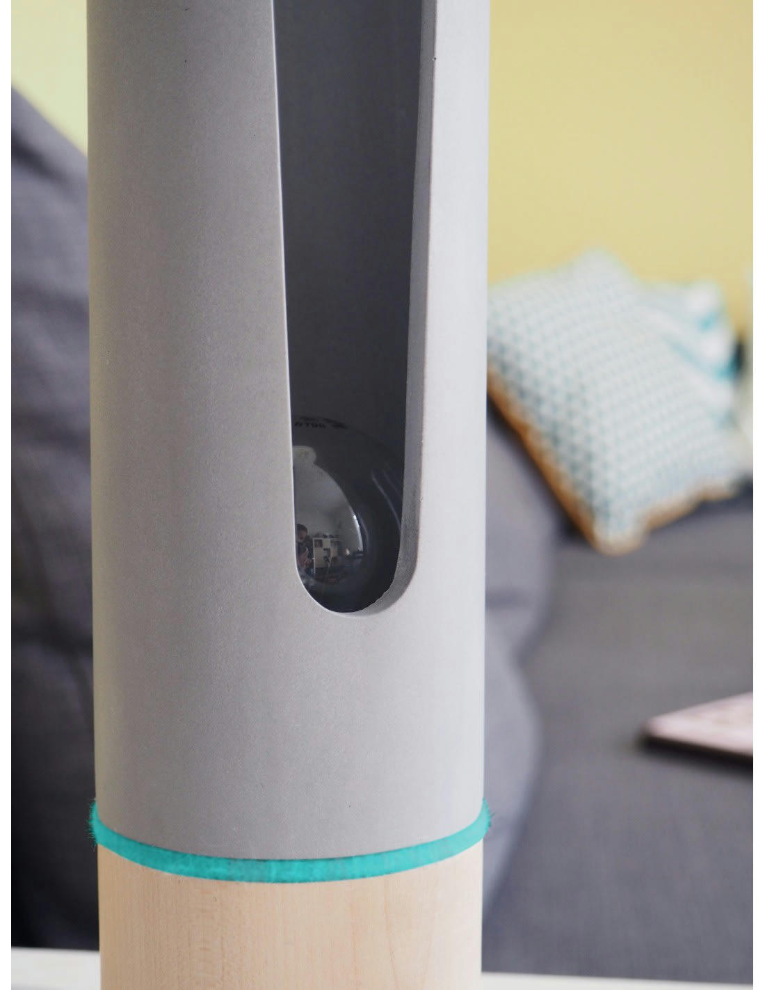 MONSIEUR - Lampe à poser en bois et béton, anneau feutrine turquoise