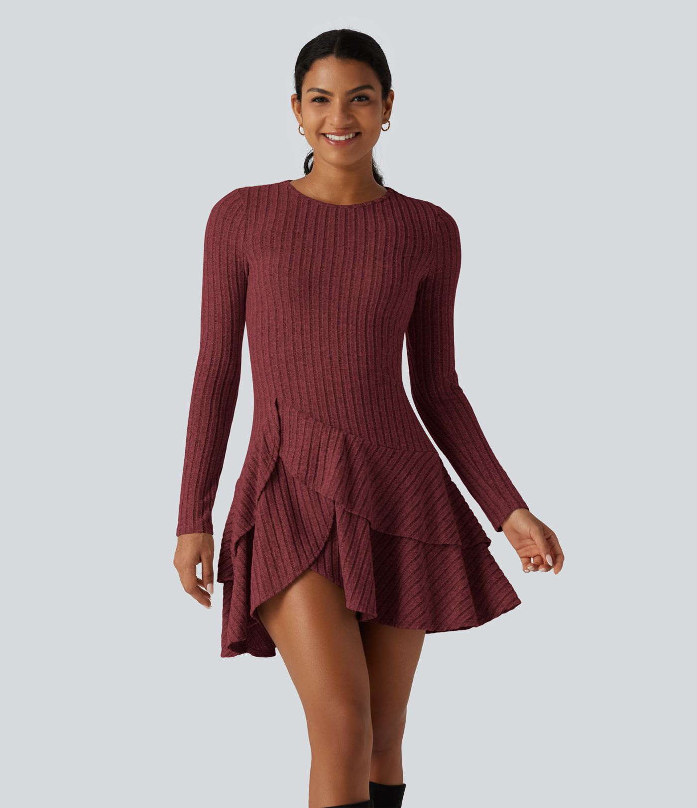 Robe mini en maille côtelée à encolure arrondie, manches longues et volants superposés