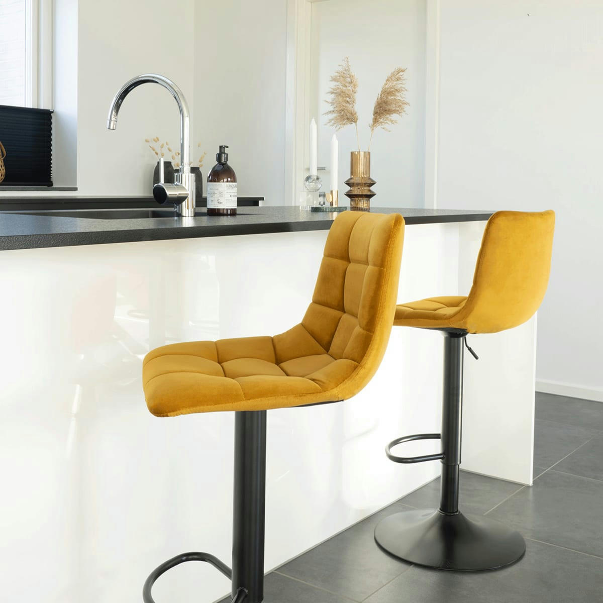 WESTERN - Tabouret de bar en tissu avec pieds noirs moutarde