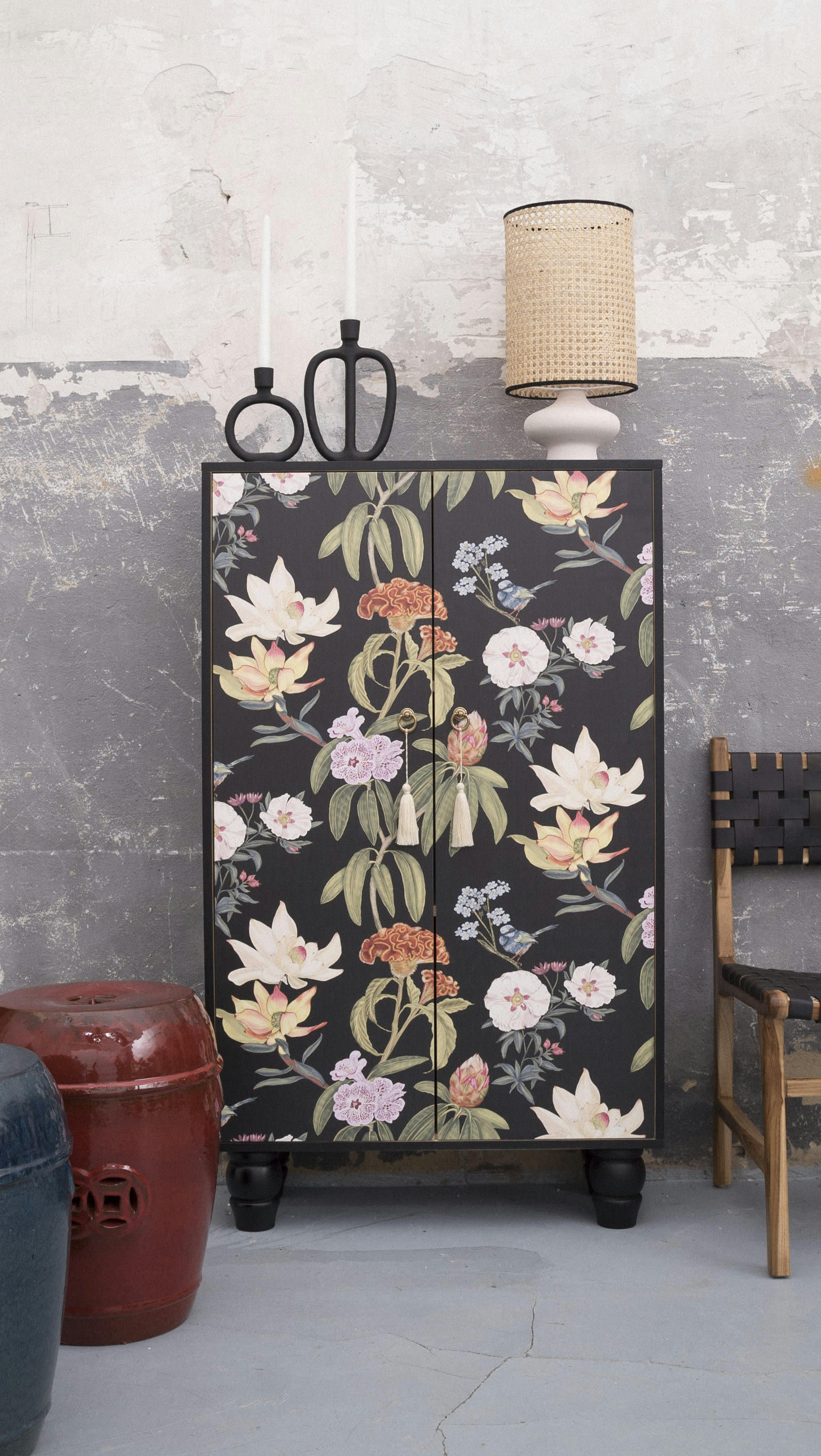 JARA - Buffet armoire en pin massif imprimé floral sur fond noir