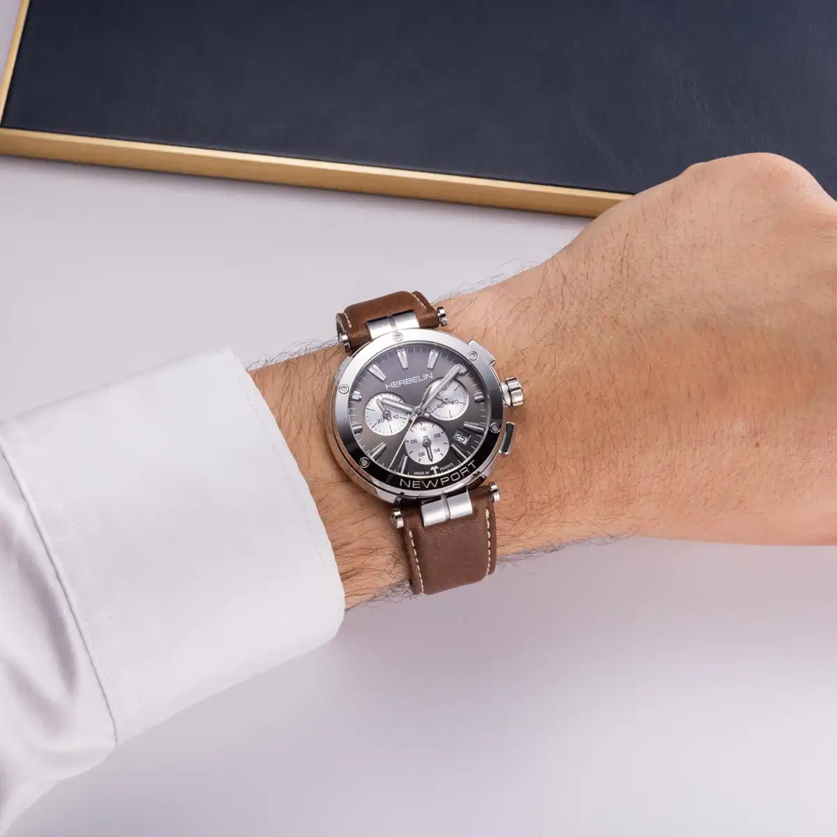 NEWPORT – CHRONOGRAPHE – GRIS, BLANC & CUIR BRUN